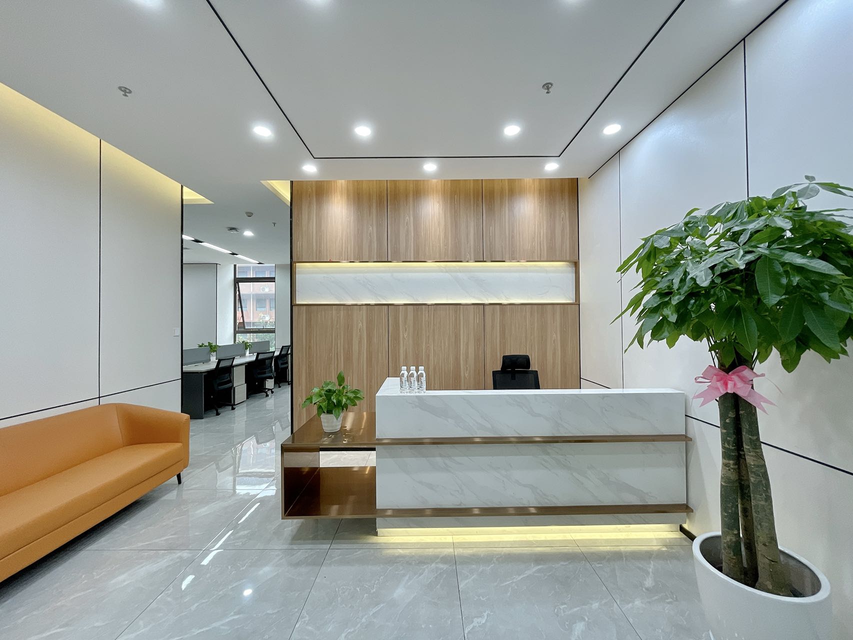 簇桥地铁口武侯区科创中心155平精装办公室3隔间12工位整体园区艺术风格