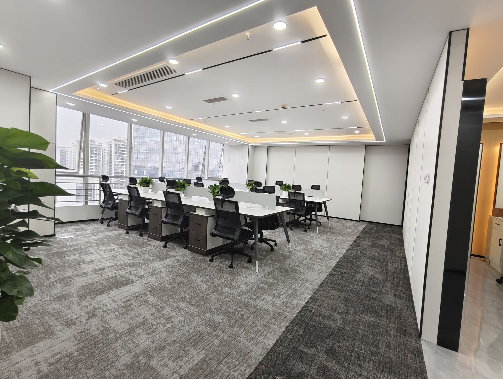 东门大桥地铁上盖 按套出租 5隔间23工位 报价含物业费 朝南 户型方正 带前台 东方广场办公室出租