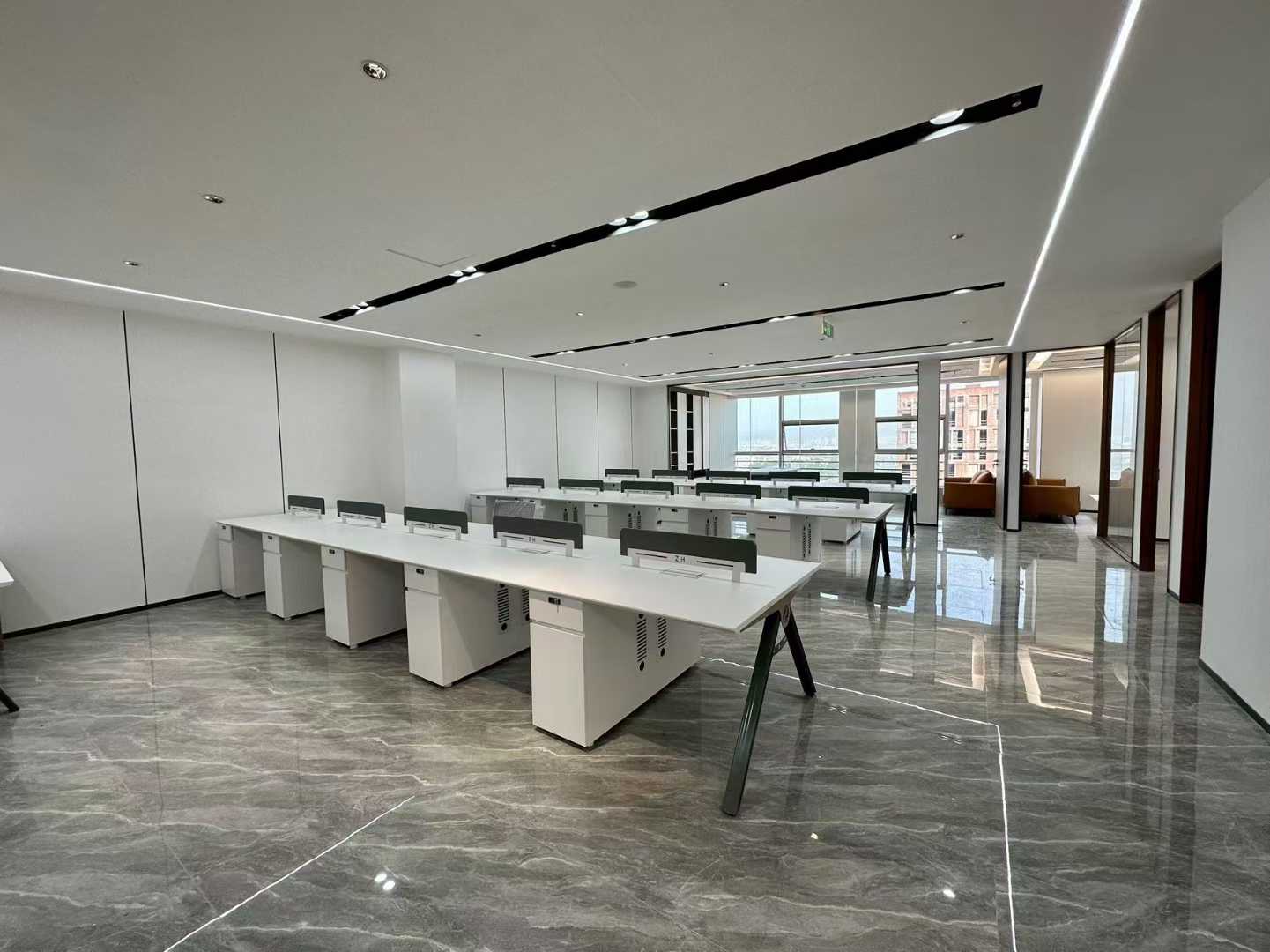 龙泉大面精选好房 385平方 4隔间40工位 工位多 单价便宜 价格含家具 带前台 中物国际办公室出租