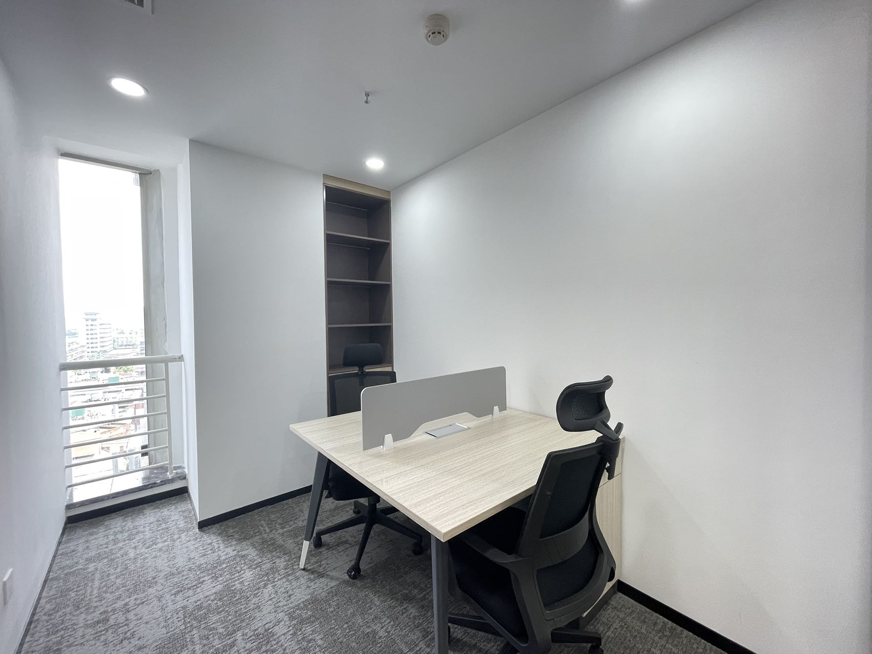 东门大桥地铁口套租 4隔间18工位 24小时空调 双面采光 户型方正 采光视野好 东方广场办公室出租