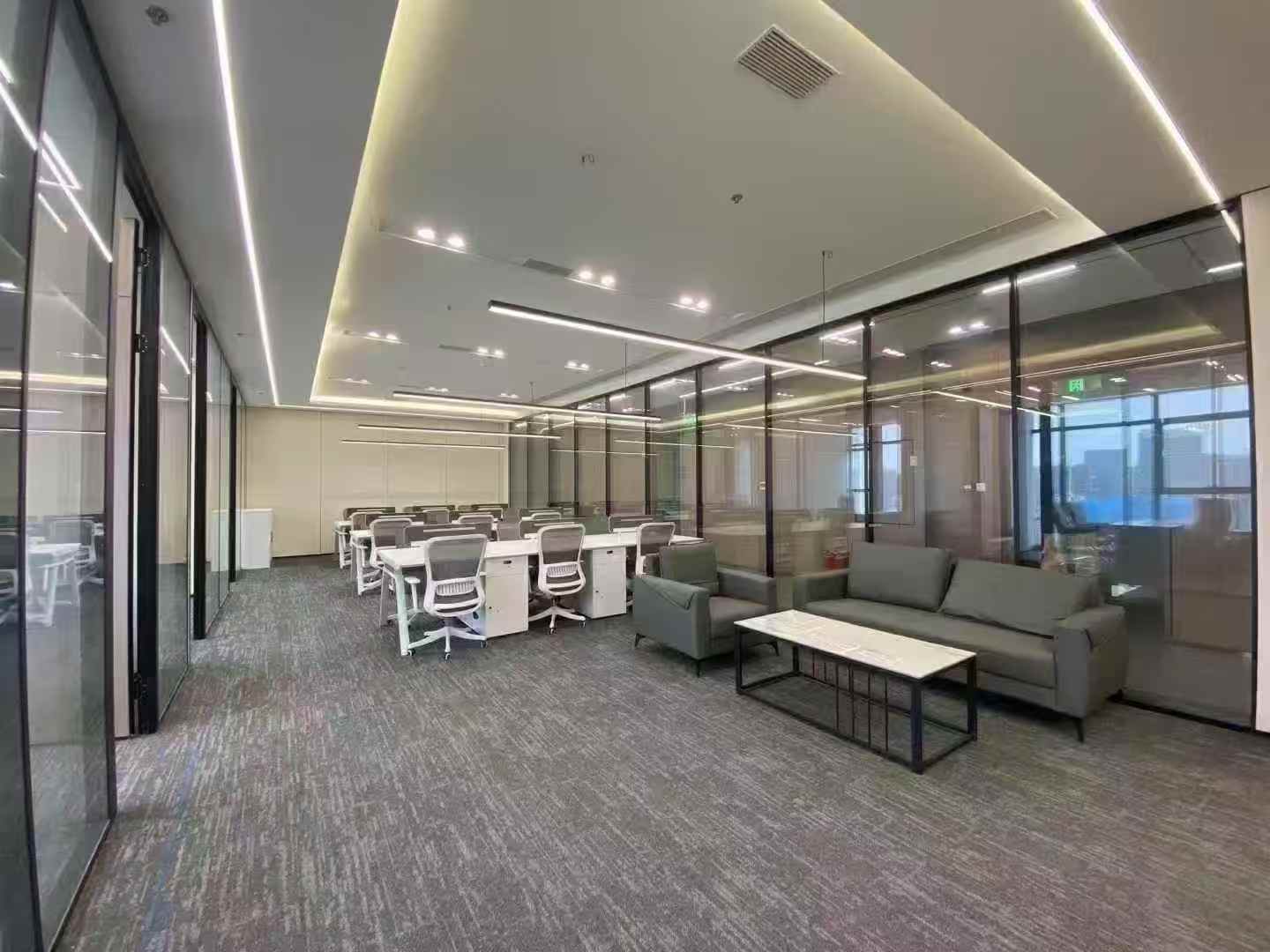 成华区8号线十里店地铁口 268平方 4隔间30工位 24小时空调 视野巴适 龙腾广场办公室出租