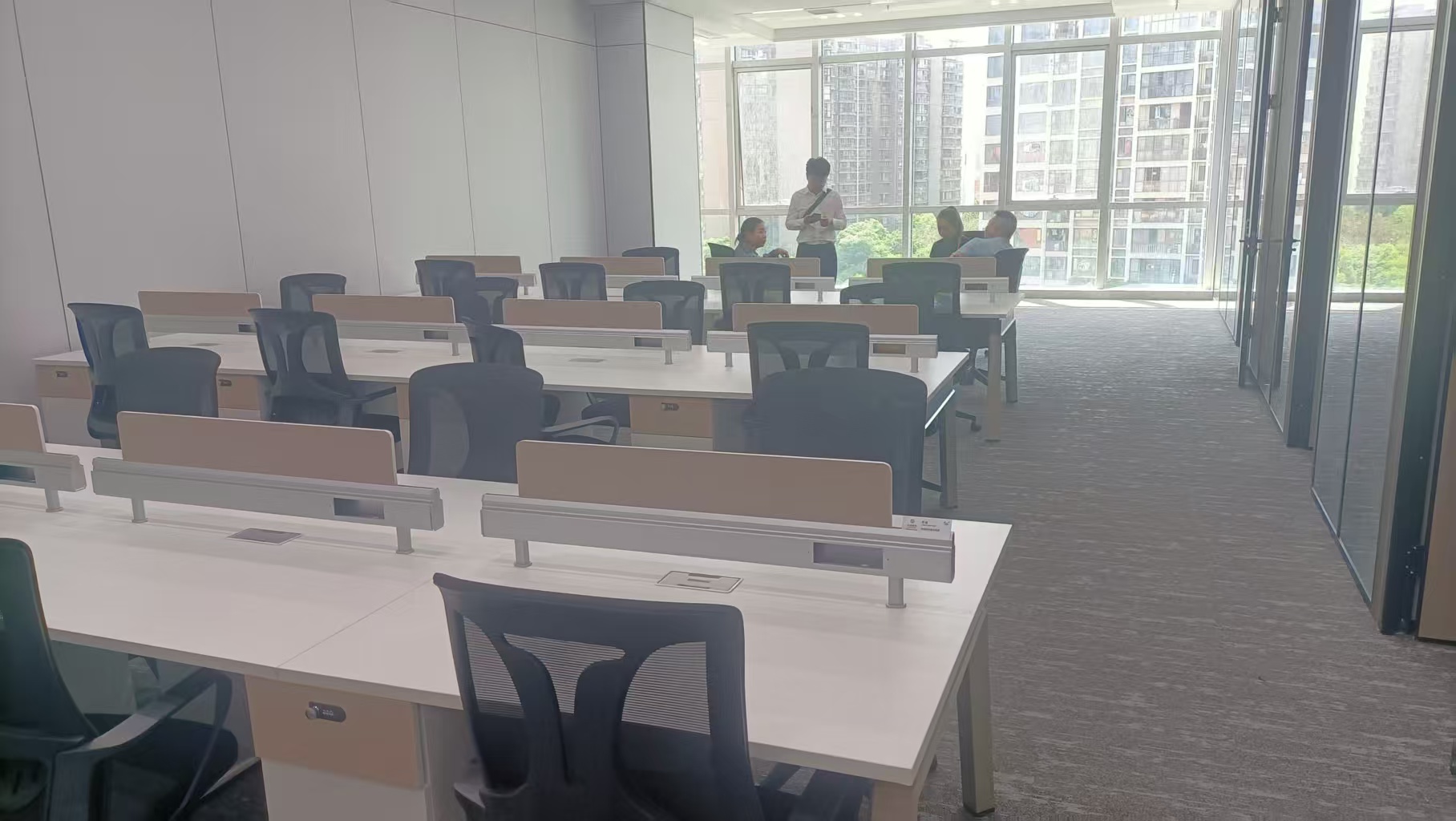 高新地铁三四百米 精装户型 价格含物业费 4隔间40工位 户型方正 中航城市广场办公室出租