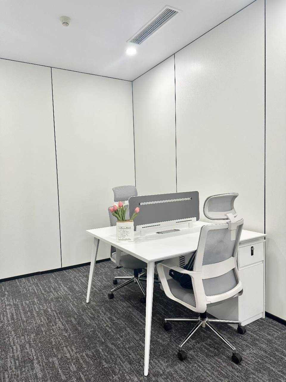 世纪城甲级地铁口楼盘 交通方便 279平方 5隔间16工位 户型方正 双面采光 东方希望天祥办公室出租