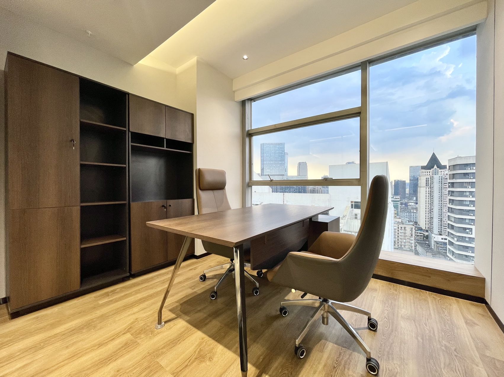 市中心锦江宾馆按套出租 7隔间32工位带休息接待区 正对电梯口 装修风格新颖 上普财富中心办公室出租