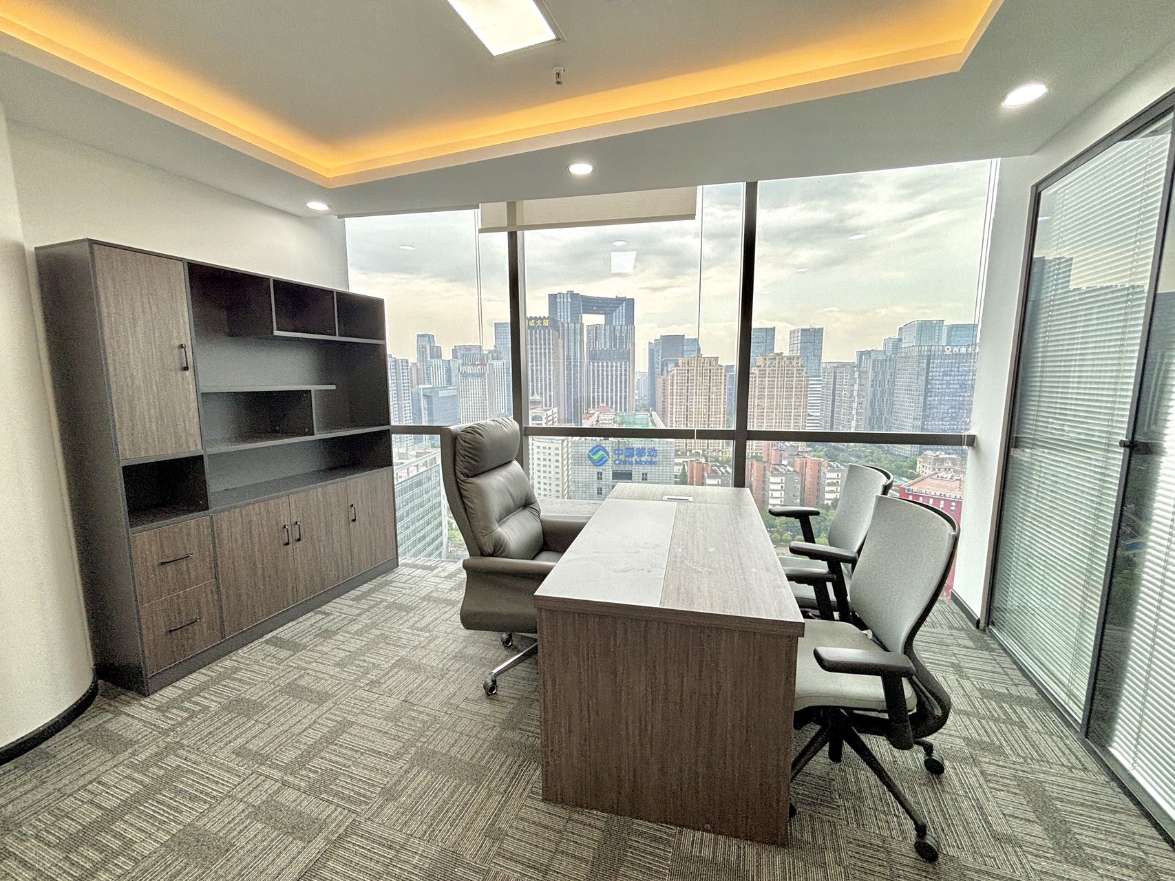 5号线大源版块地铁几百米 按套出租含物业 3隔间16工位带休息区 24小时空调 复城国际办公室出租