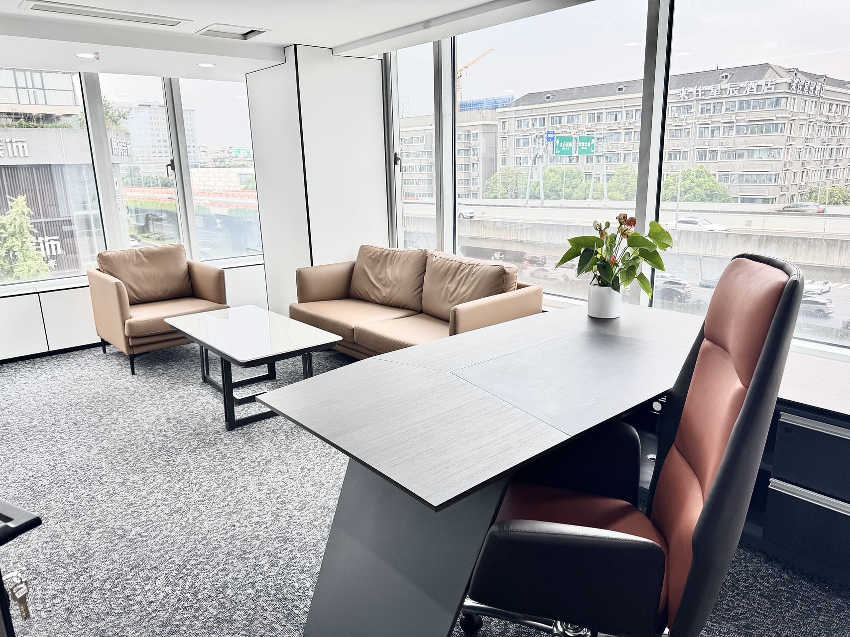 红牌楼新楼盘 344平 6隔间8工位带超大会议室 适合接待用房 电梯口 双面采光 鼎冠中心办公室出租