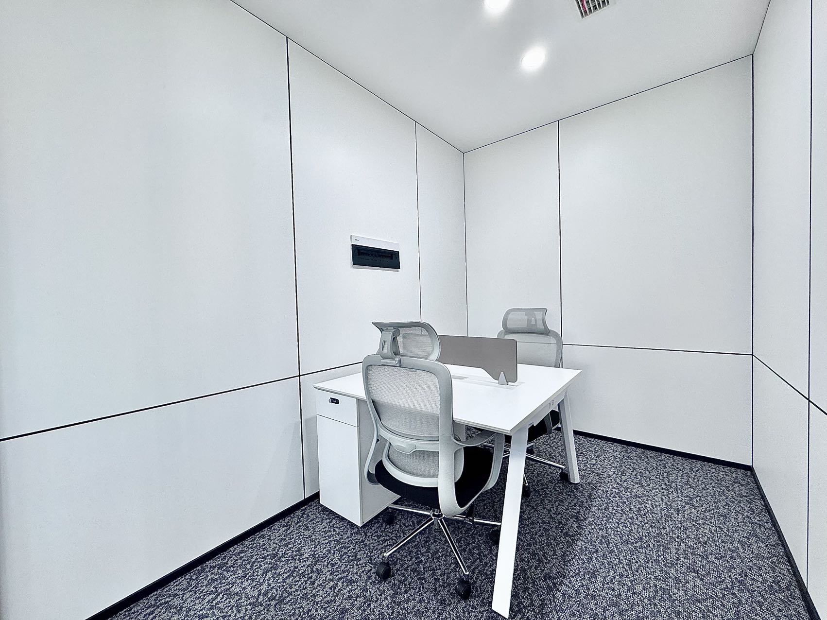 红牌楼地铁三四百米 服务面积338平 5隔间18工位 双面采光 24小时空调 精装带家具 鼎冠中心办公室出租