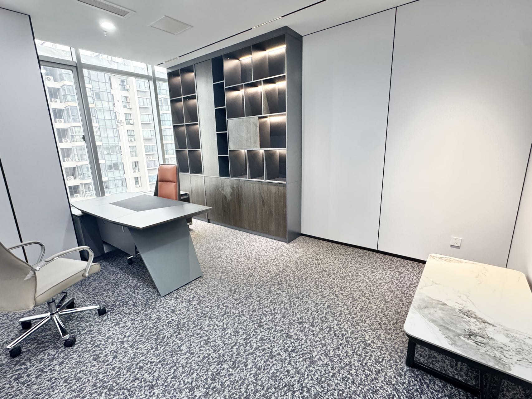 红牌楼地铁三四百米 247平方 4隔间18工位 户型方正 精装带家具 价格含税 鼎冠中心办公室出租