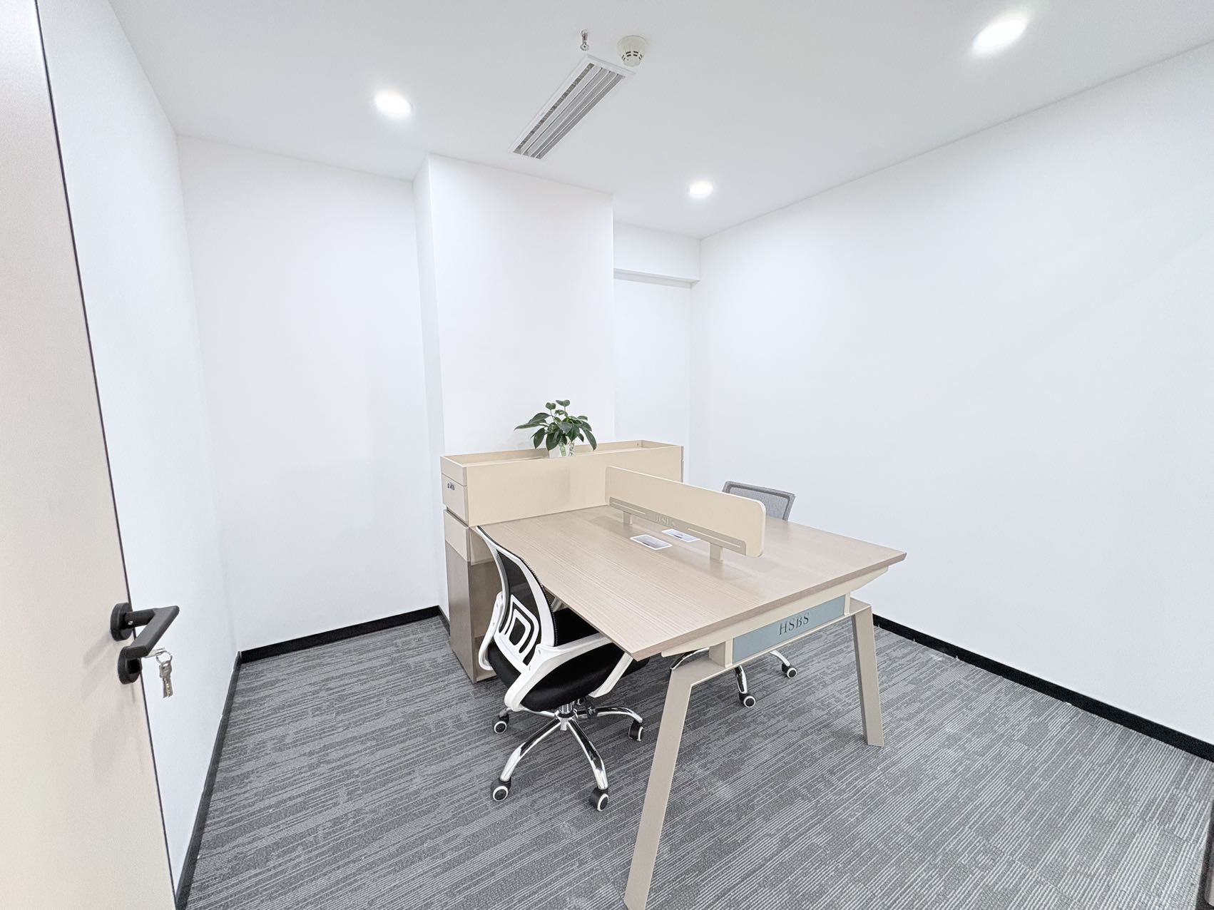 金牛区紧邻2环 265平方 5隔间23工位 高区视野巴适 精装带家具 地铁口 迈里中心办公室出租