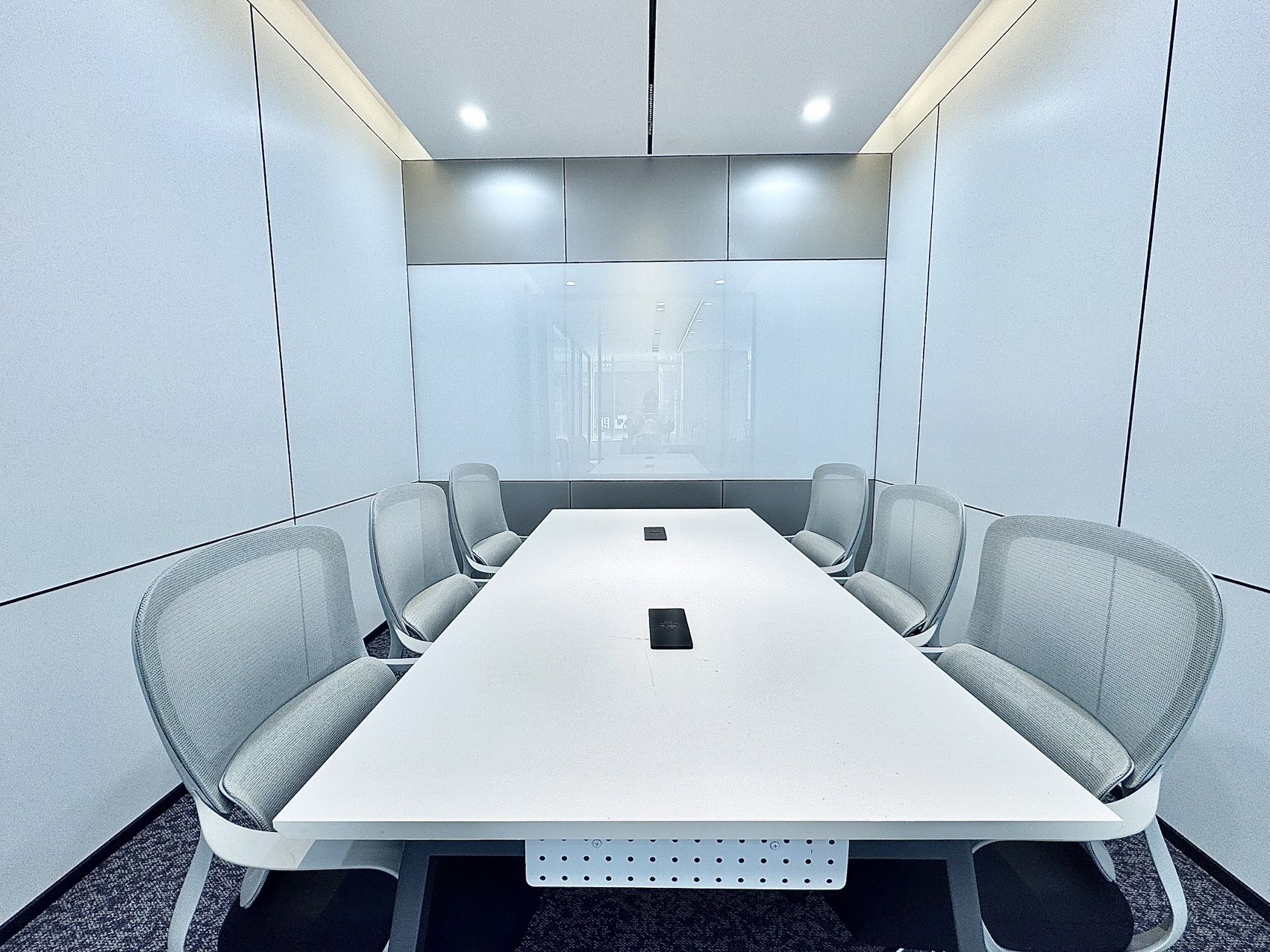 红牌楼地铁三四百米 服务面积338平 5隔间18工位 双面采光 24小时空调 精装带家具 鼎冠中心办公室出租