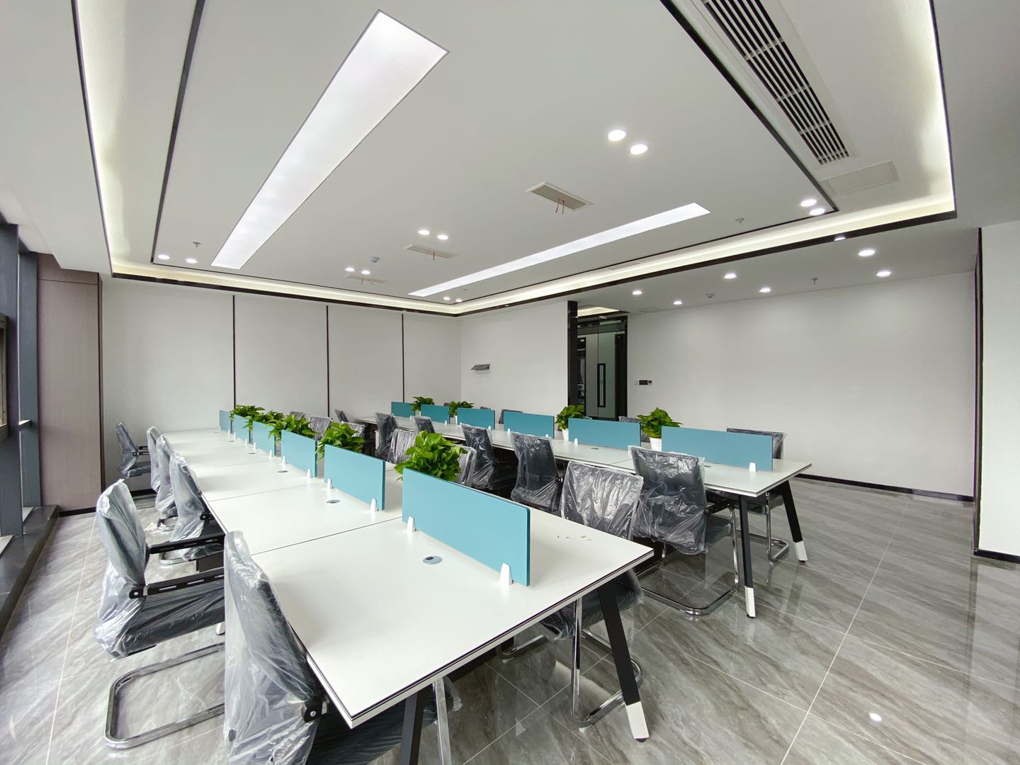 成华区龙潭市上东中心精装158平办公室 精装带家具 新出现房 含物业