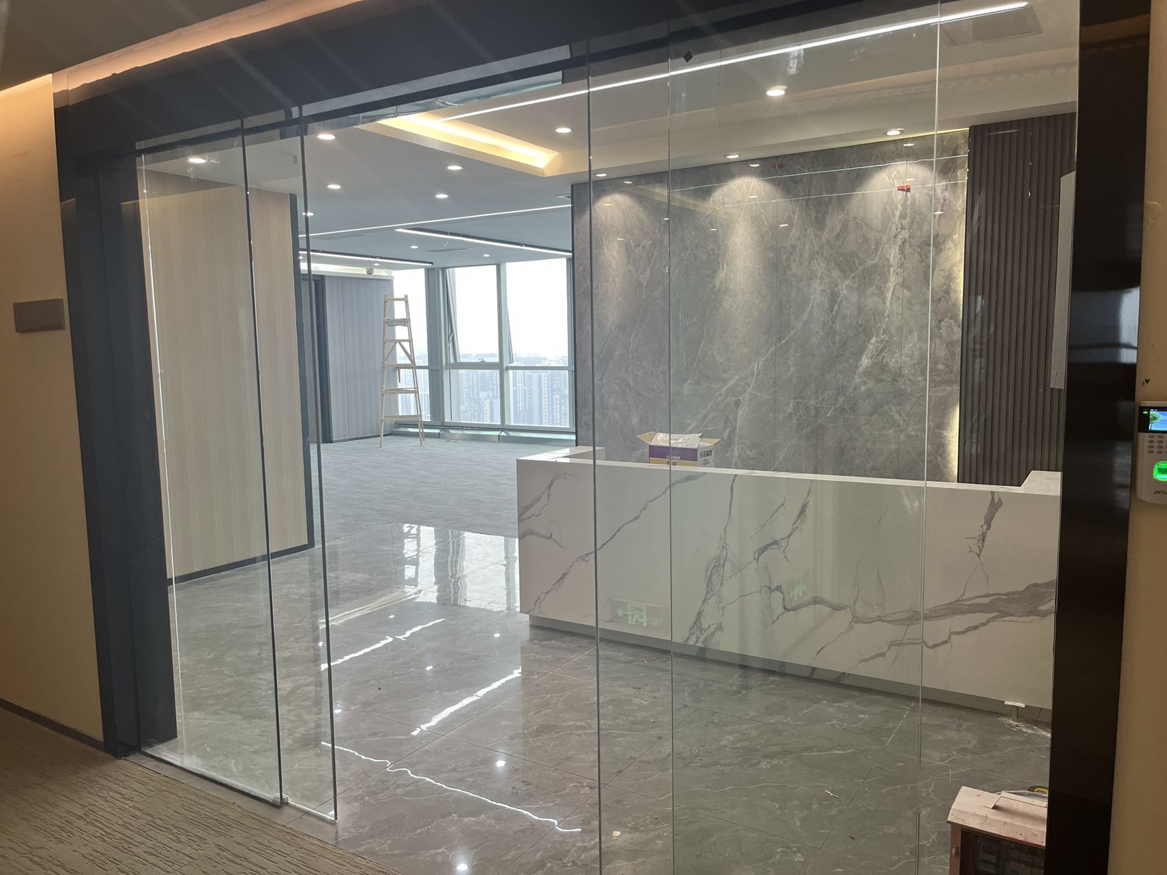 成华区东郊记忆超甲楼盘 295平方 4隔间32工位 24小时空调 电梯口 户型方正 万科大厦办公室出租