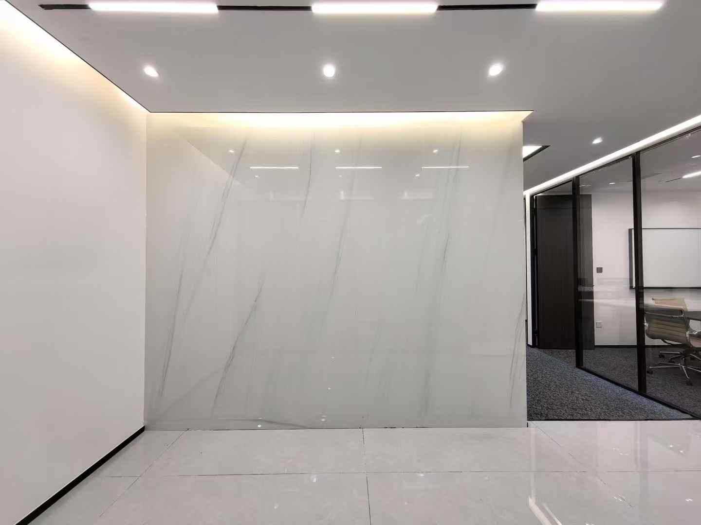 天府三街地铁口无加时费楼盘 197平 5隔间18工位 带会议室 报价含物费带家具 新希望国际办公室出租