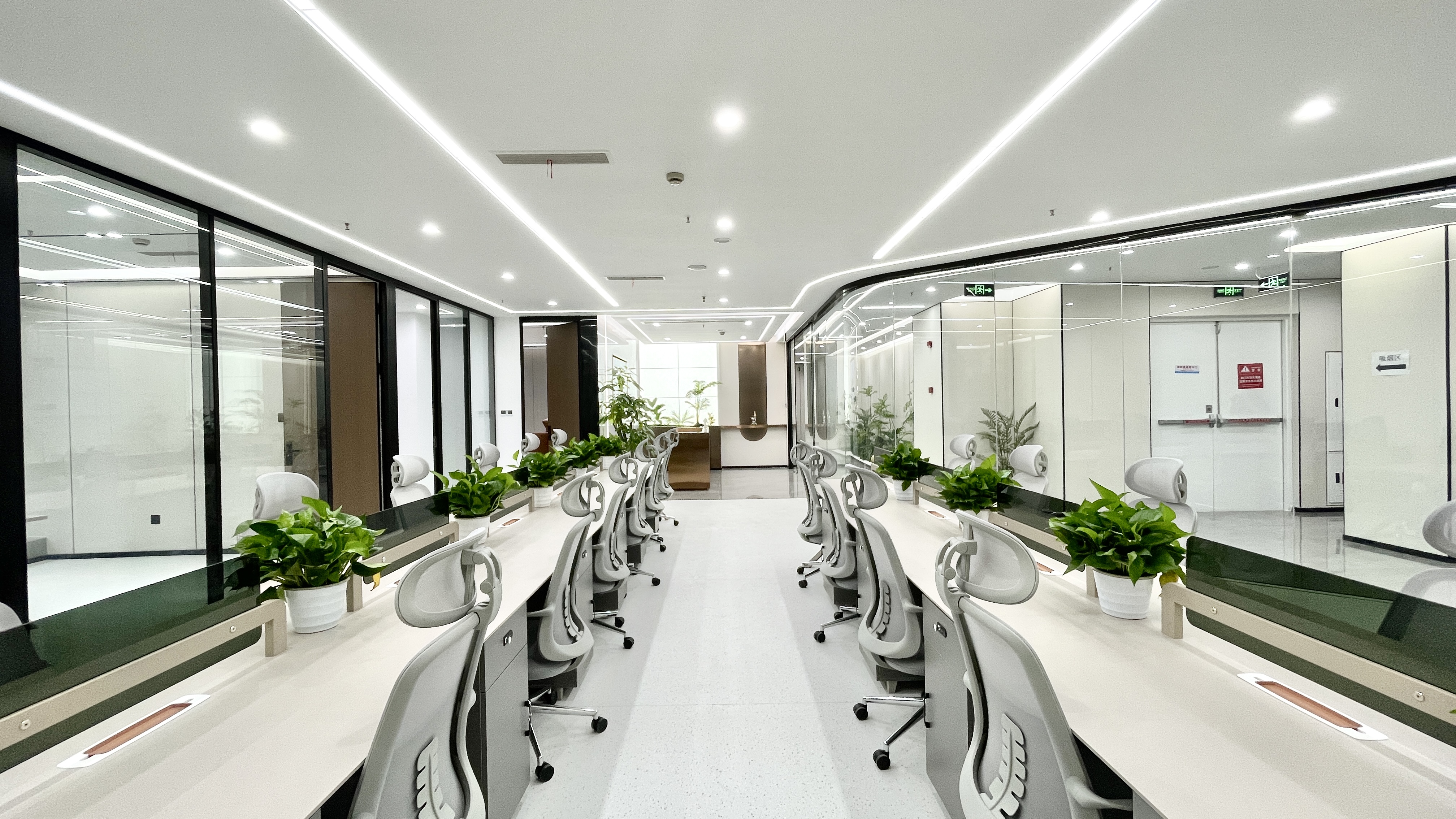 5号线市一医院地铁四五百米 整层打造24小时空调 279平 4隔间28工位 精装带家具 天府新谷办公室出租