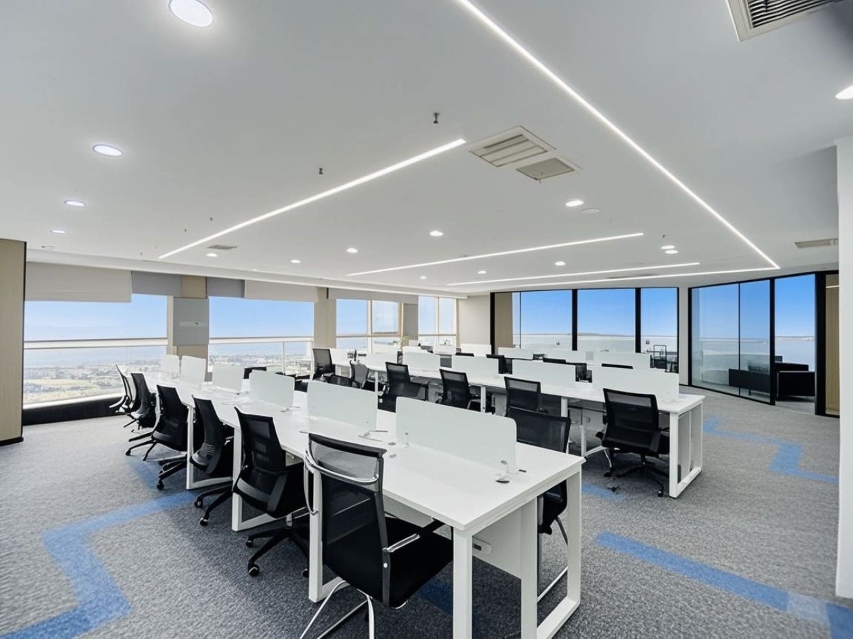 春熙路甲写楼盘 224平方 4隔间40个1米工位 精装带家具 朝东正对大熊猫 时代广场办公室出租