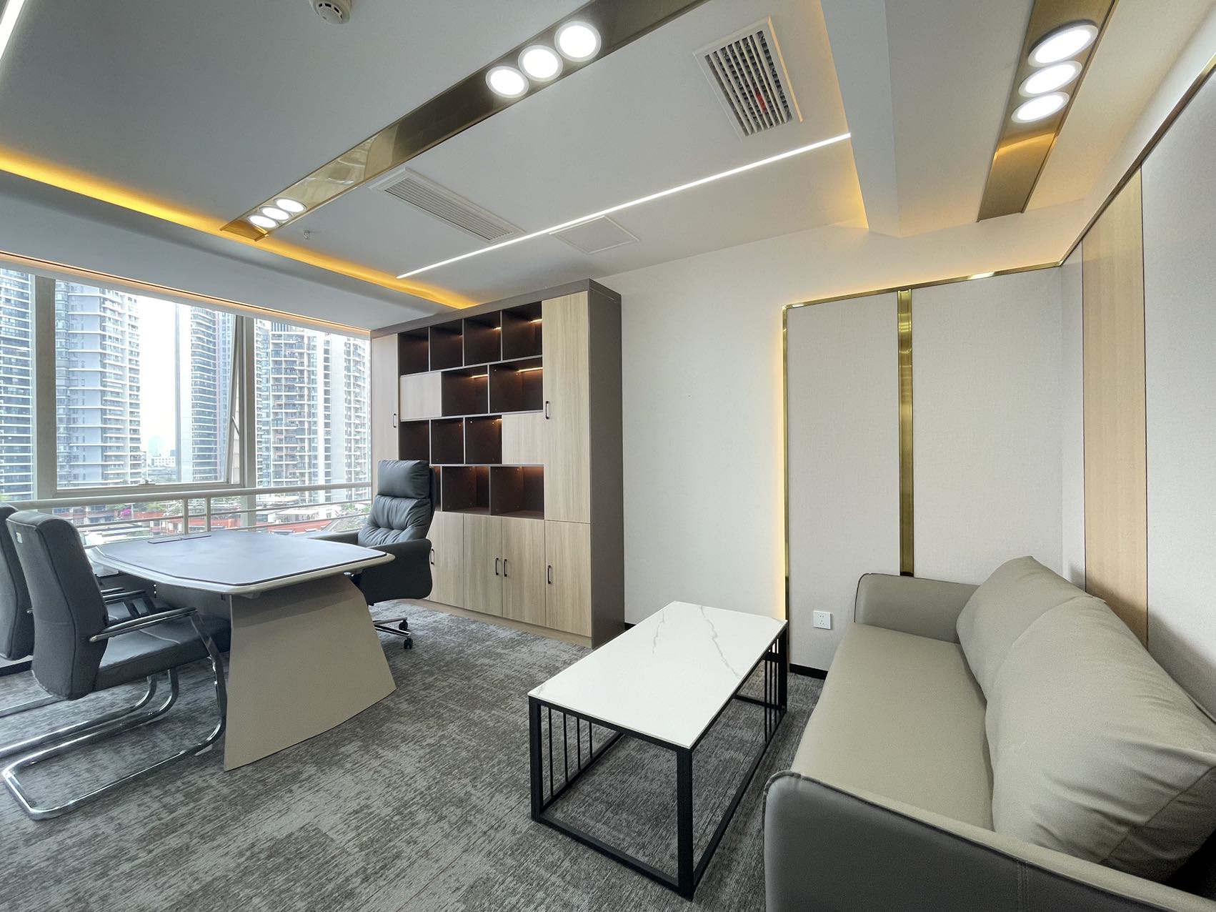 东门大桥地铁口套租 4隔间18工位 24小时空调 双面采光 户型方正 采光视野好 东方广场办公室出租