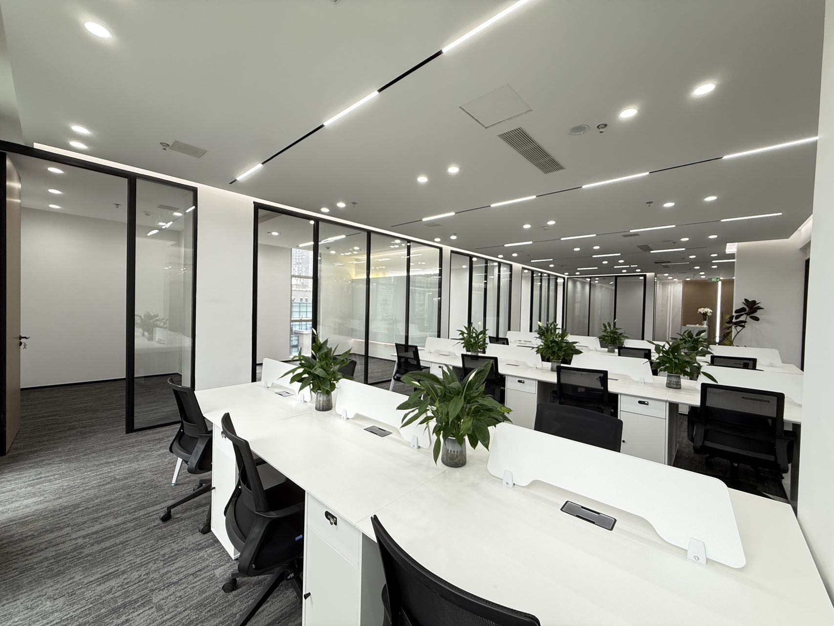 天府五街园区办公 按套出租 含物业费 6隔间36工位 园区环境安逸 适合科技 艺术类公司 软件园D4办公室出租