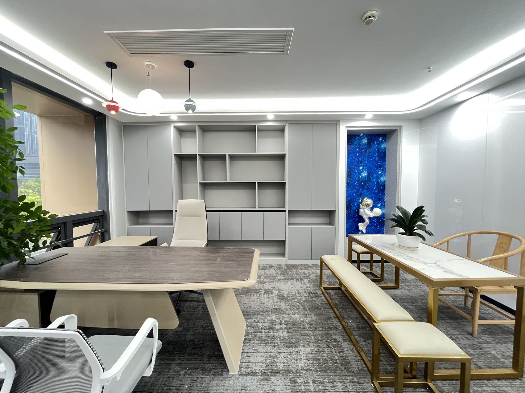 天府一街双面采光 前台星空顶时尚引领 按套出租 双面采光 5隔间40工位 近地铁 含家具 蜀都中心办公室出租