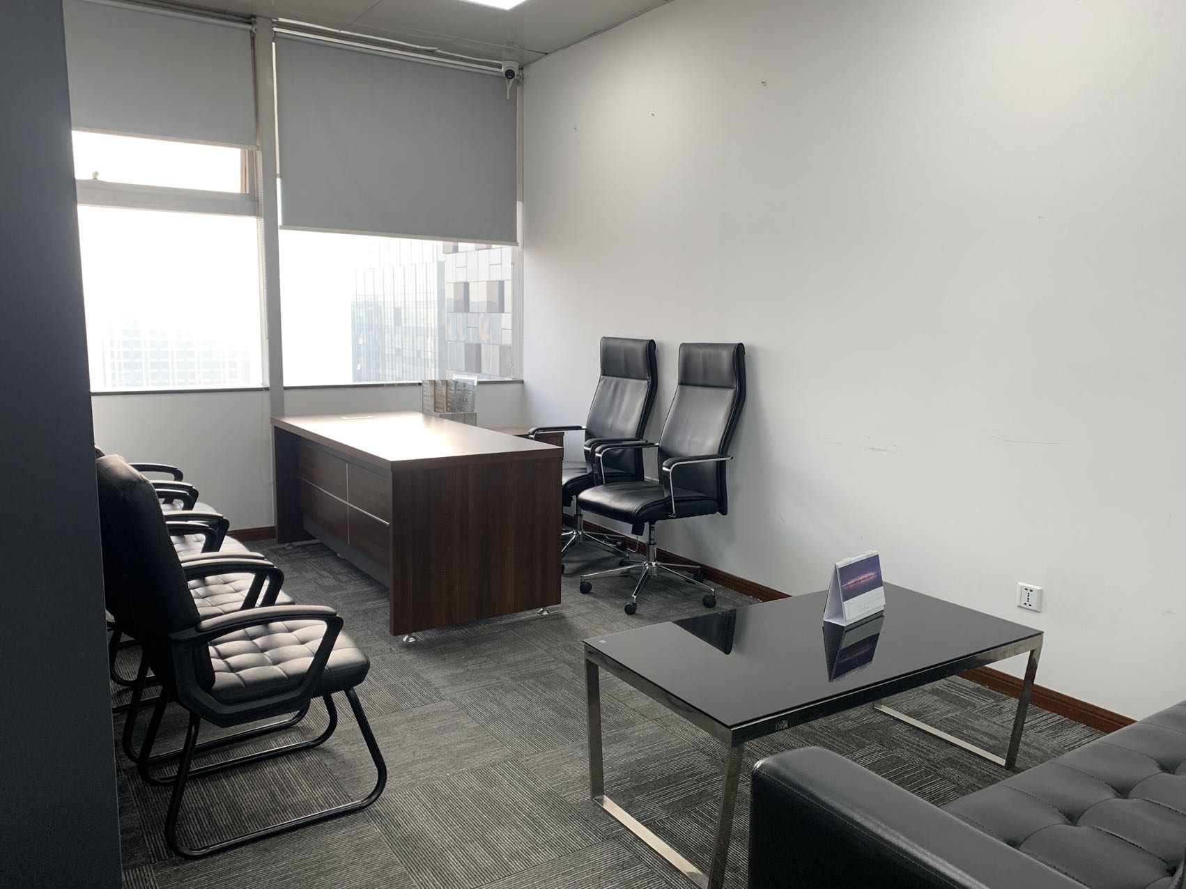 锦江区东湖公园地铁口 6隔间50工位 电梯口 带家具 含物业费 户型方正 华润广场办公室出租