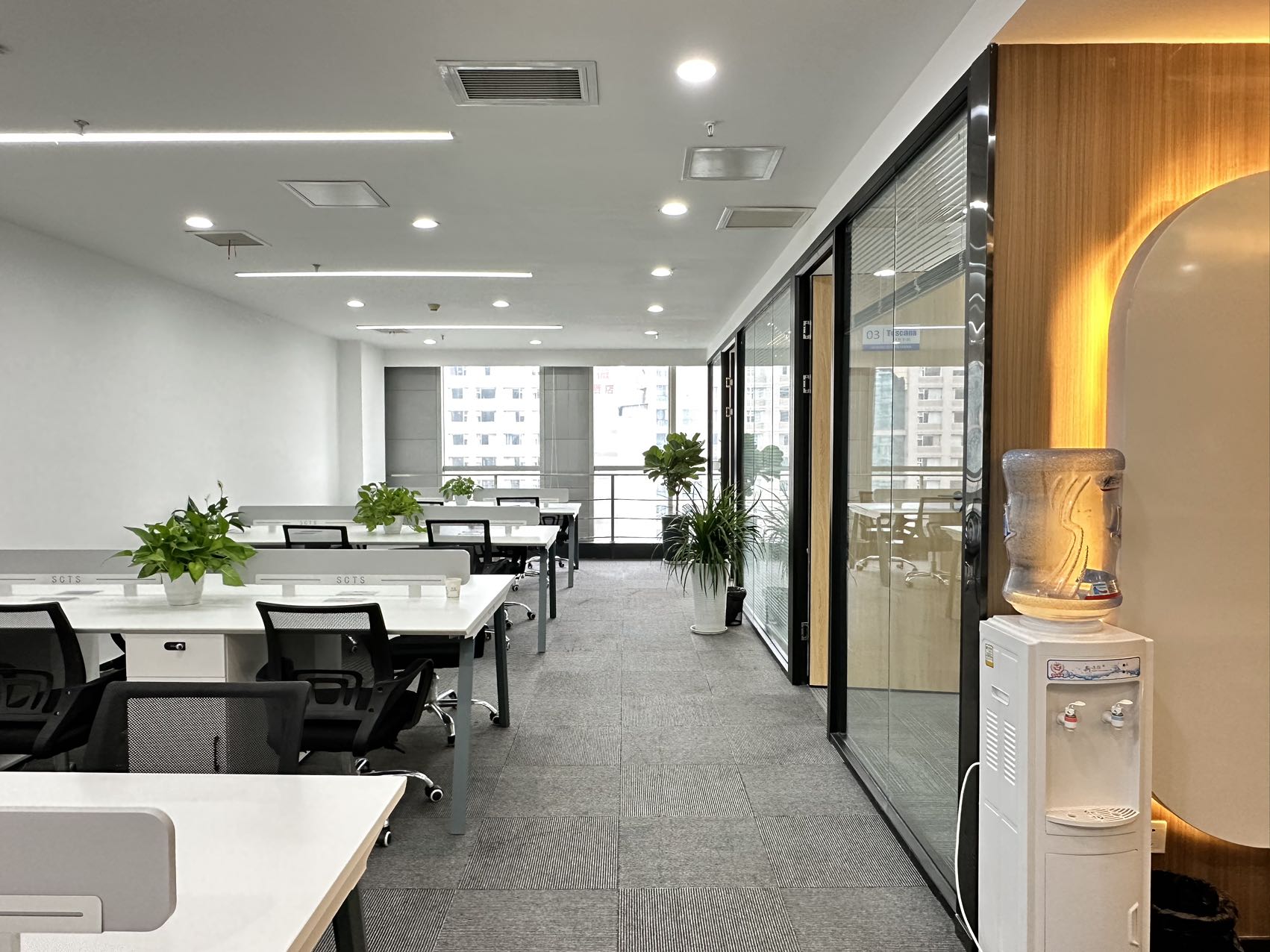 春熙路甲级写字楼 142平 2隔间24工位 利用率高 精装带家具 时代广场办公室出租