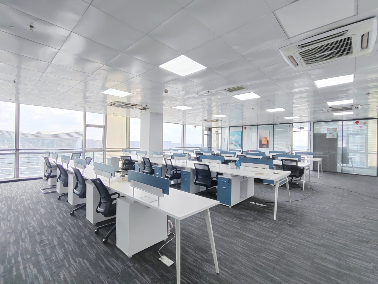 三线交汇高新区核心CBD孵化园地铁口 315平方 5隔间42工位 无加时费 奥克斯广场办公室出租