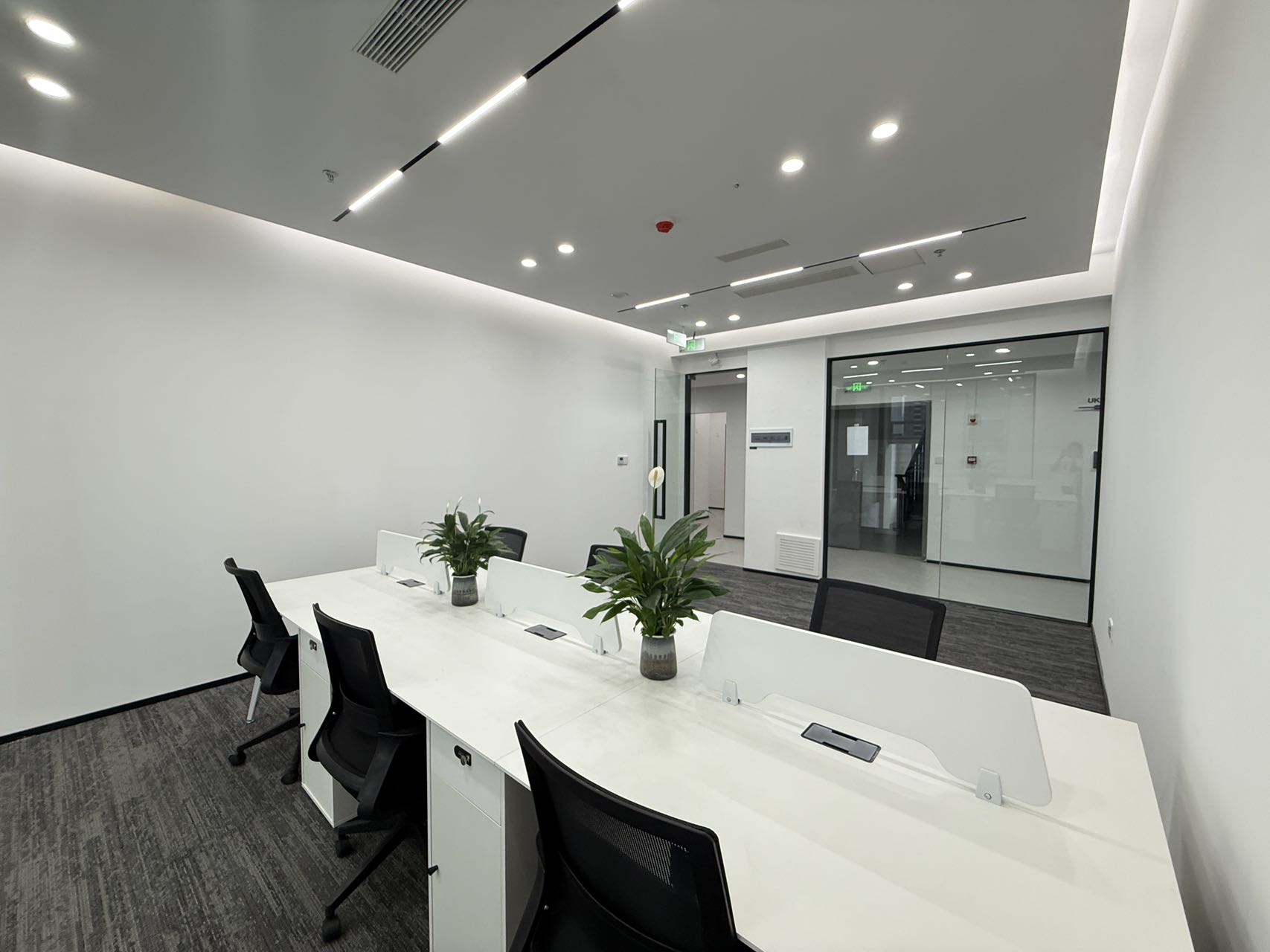 天府五街24小时园区办公 创业小户型按套出租含物业费 1隔间12工位 带家具 拎包入住 近地铁 天府软件园办公室出租