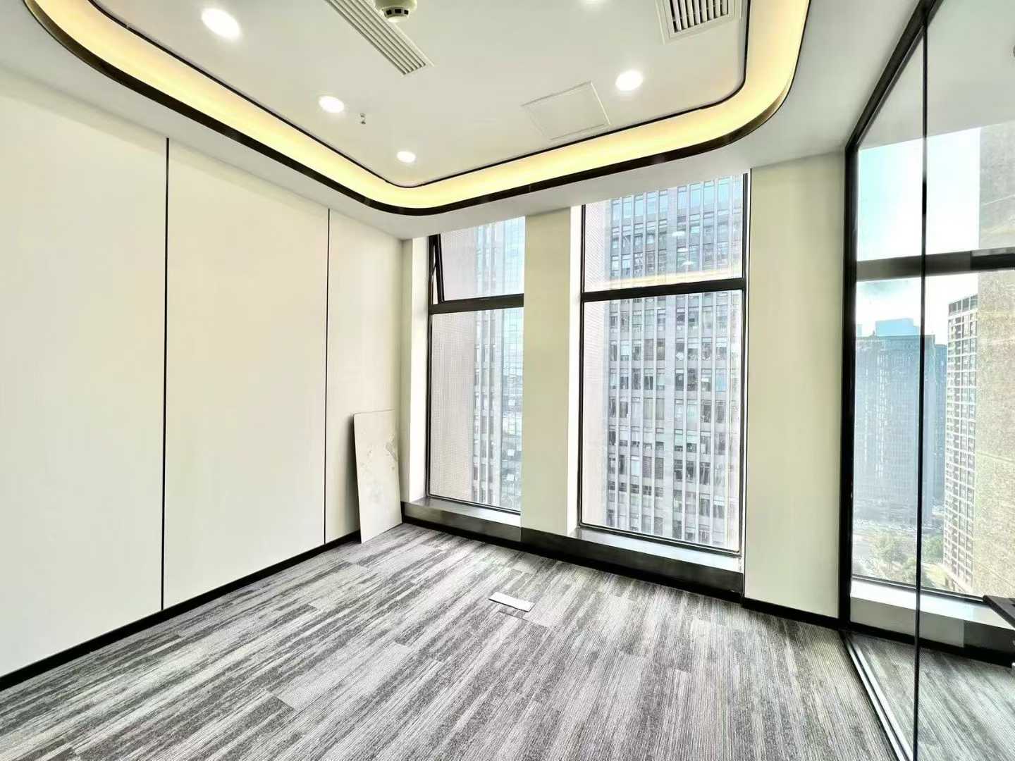 天府三街地铁口 按套出租 5隔间30工位 双面采光 超大老板间 朝南 24小时空调 新希望国际A座办公室出租