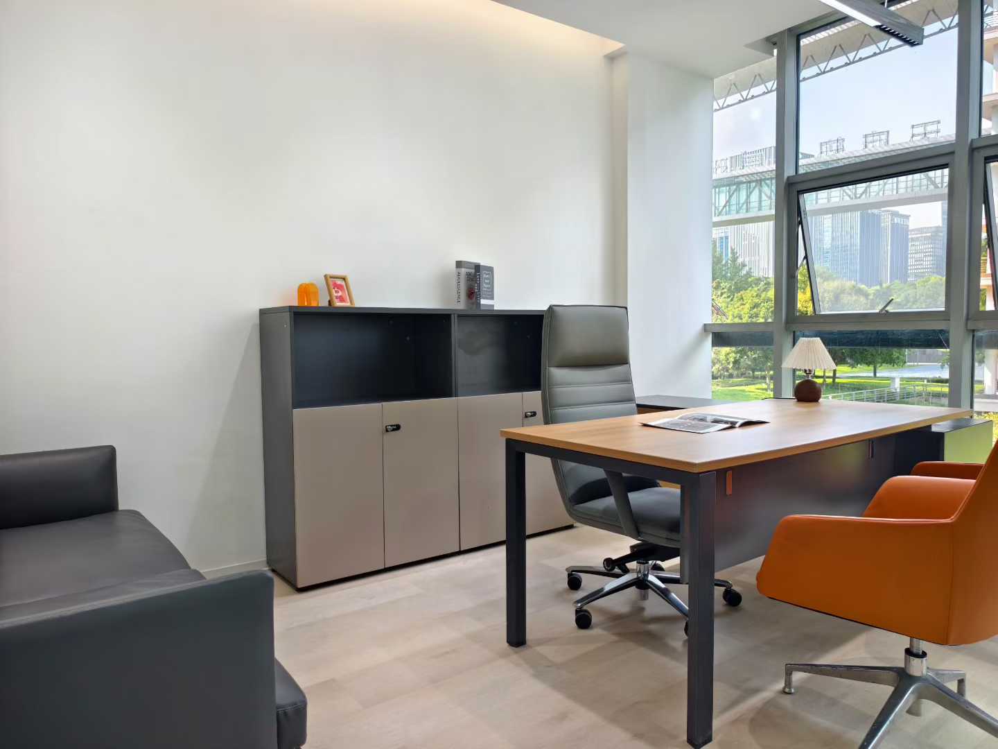 高新区园区办公户型 服务面积348平方 5隔间30工位 带家具 报价含物业费 大气前厅 软件园C区办公室出租