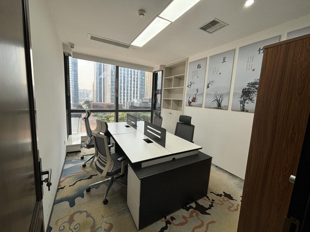 天府二街超甲电梯口户型 大门头昭示性强 335平方 7隔间6工位 60元单价 领地环球金融中心