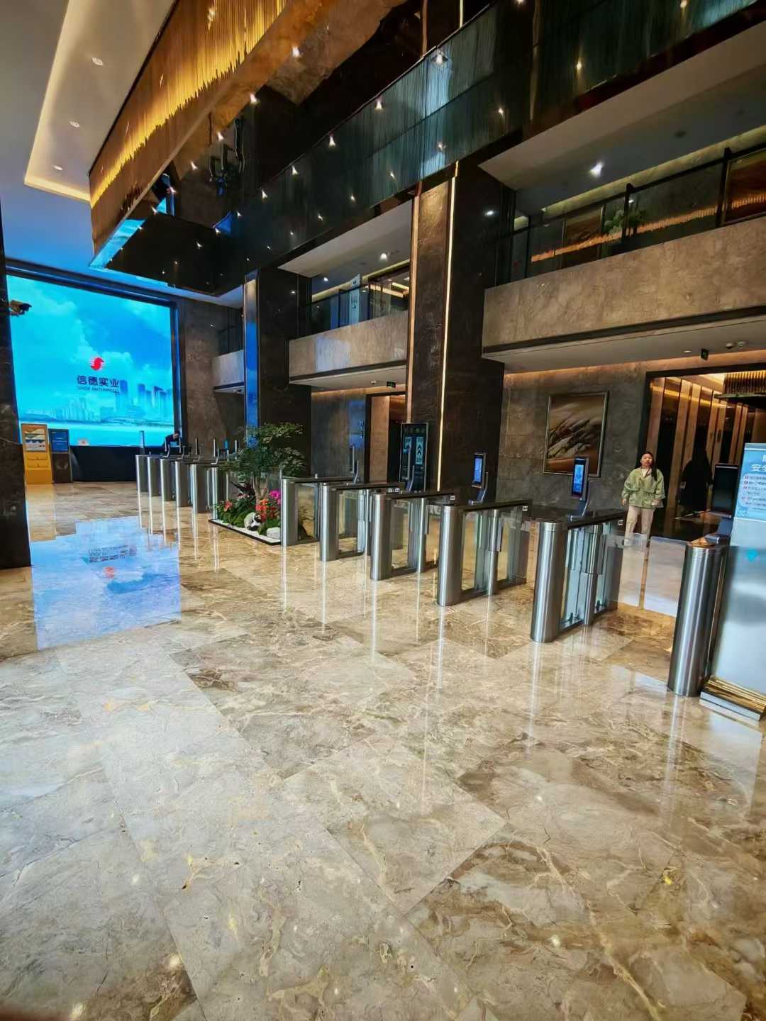 金牛区5号线花牌坊地铁口甲写 按套出租 3隔间18工位 朝南电梯口 带家具 环球广场办公室出租