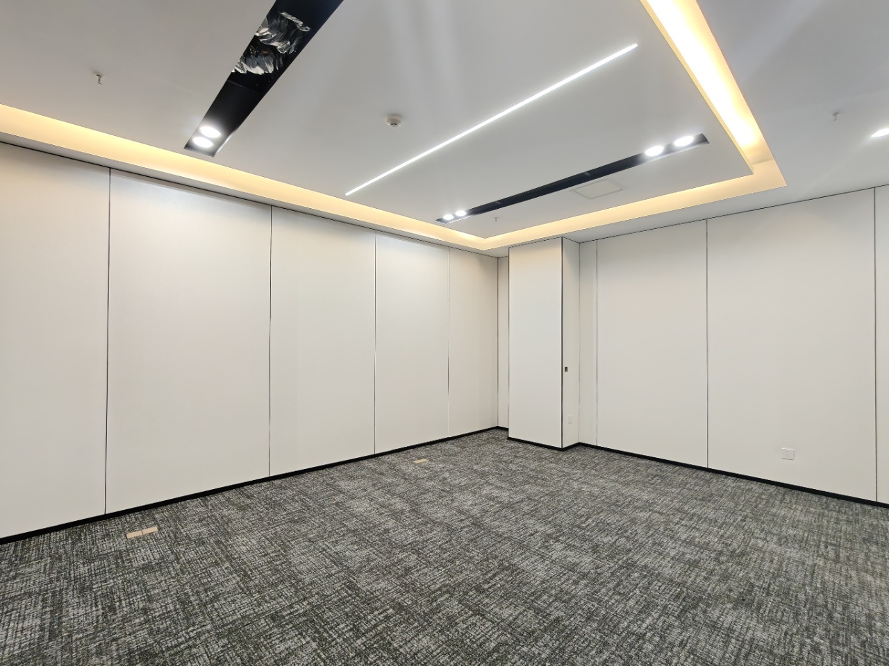 金牛万达旁人民北路 甲级高区 148平方 3隔间12工位 高区视野巴适双面采光  精装带家具 层高高 近地铁 北成8号办公室出租