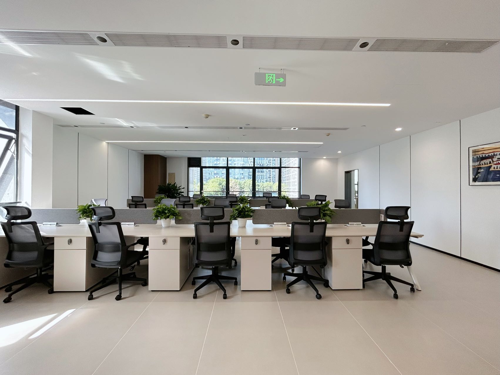 天府三街三面采光户型 5隔间25工位 带前台 动静分区 报价含物业费 高档家具配置 航兴国际办公室出租