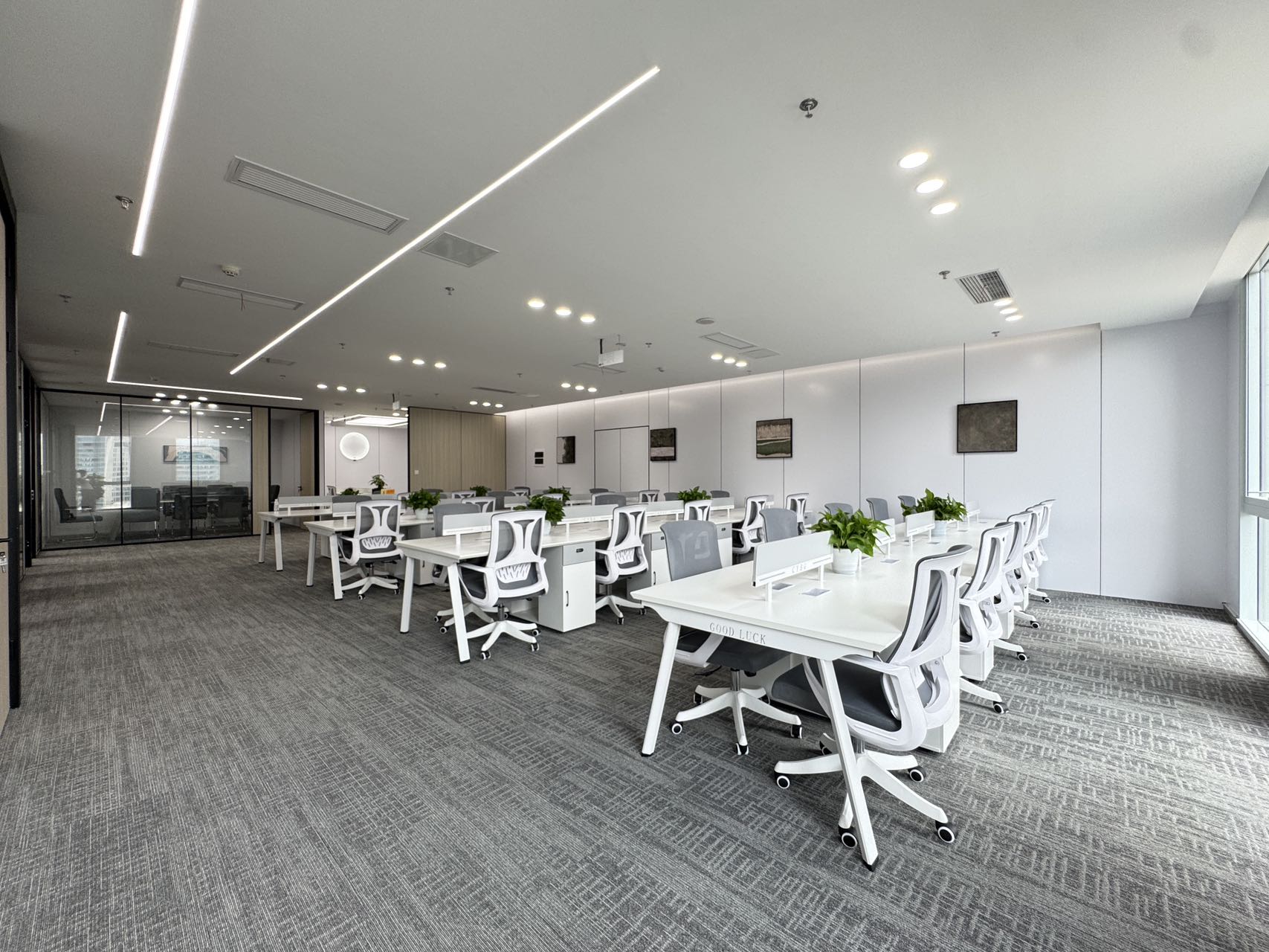 天府五街甲级楼盘 服务面积398平 4隔间48工位 双面采光 24小时空调 精装带家具 紫光芯云办公室出租