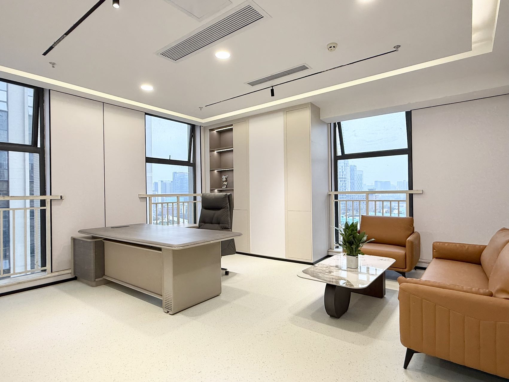 三色路 6号线金石路跌口 精装现房 396平方 6隔间36工位 动静分区 24小时空调自控 含家具可调 中鼎国际办公室出租