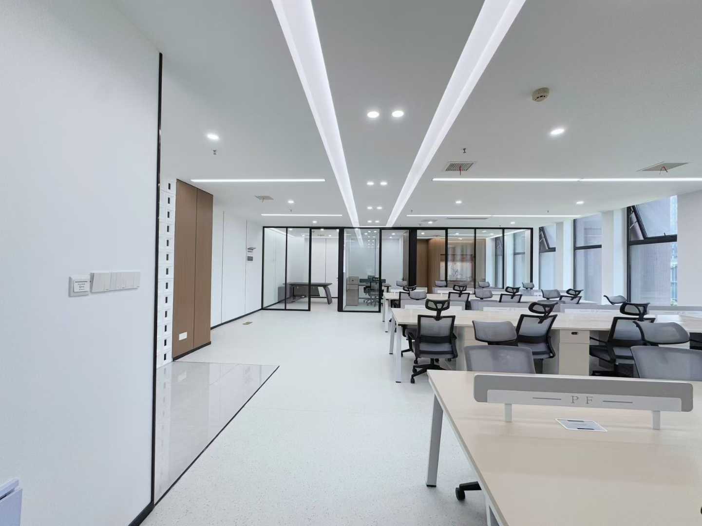 天府三街地铁口 侧对电梯 按套出租含物业费 4隔间30工位 拎包入住 新希望国际办公室出租