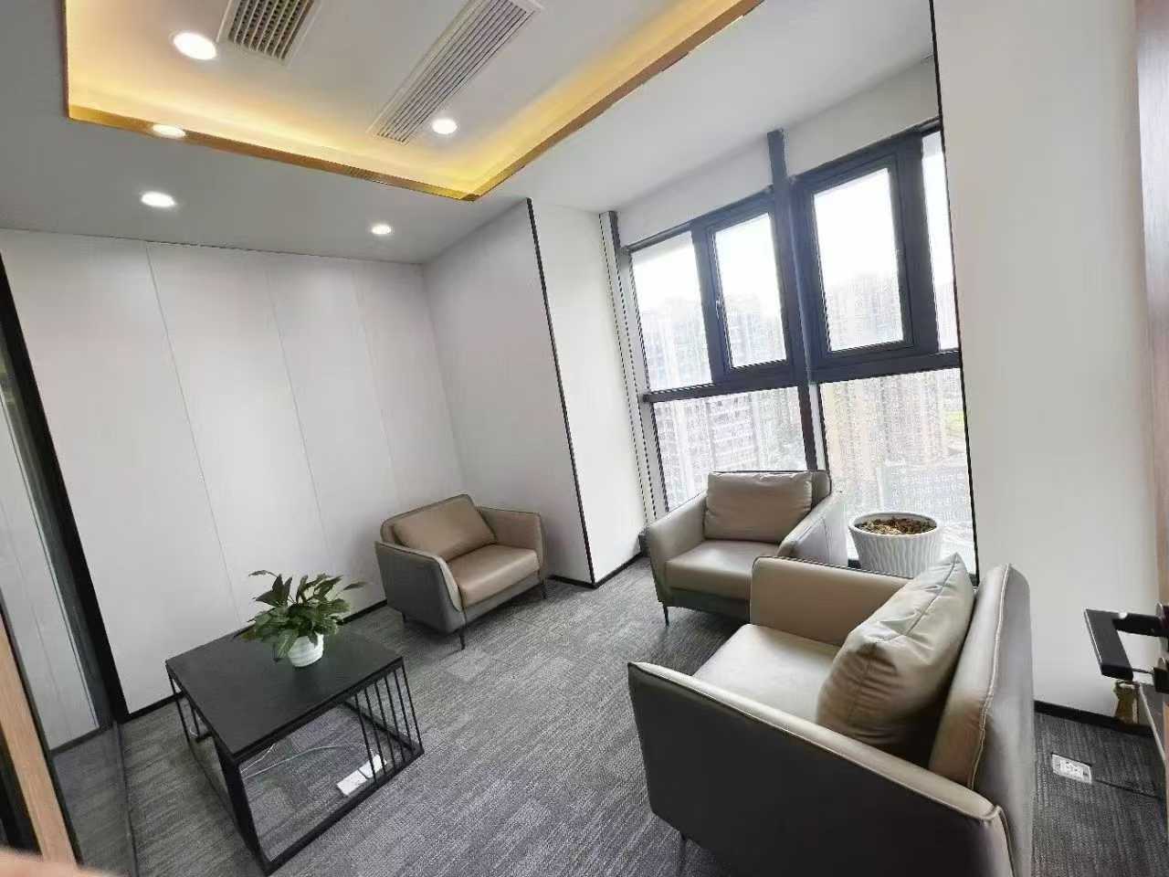 成华区东三环外侧一点 8号线龙潭寺地铁口 服务面积240平 4隔间18工位 24小时空调 博汇大厦办公室出租