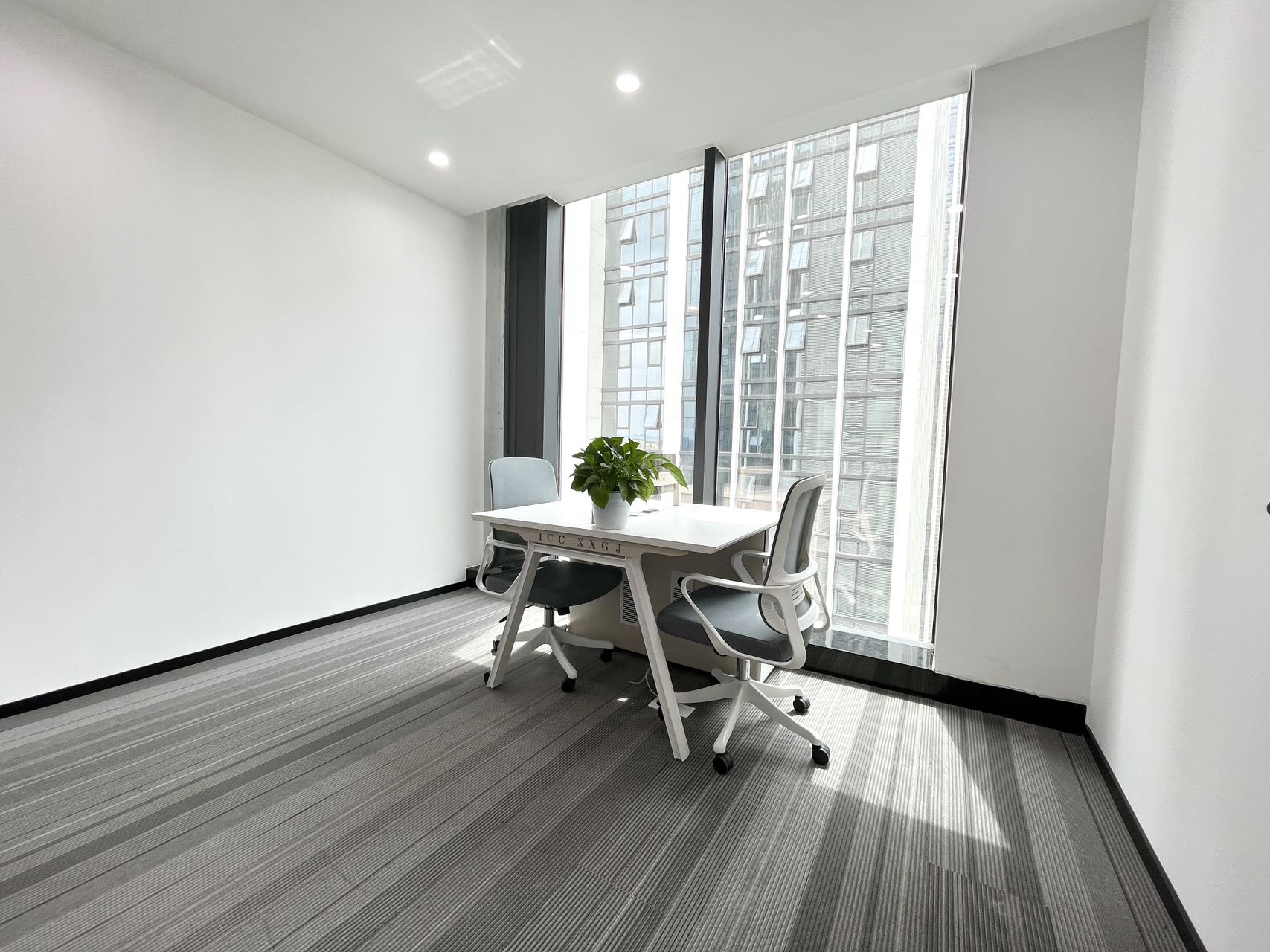 6号线张家寺地铁0距离 104平 2隔间8工位 创业办事处首选 双面采光 24小时空调 香榭国际办公室出租