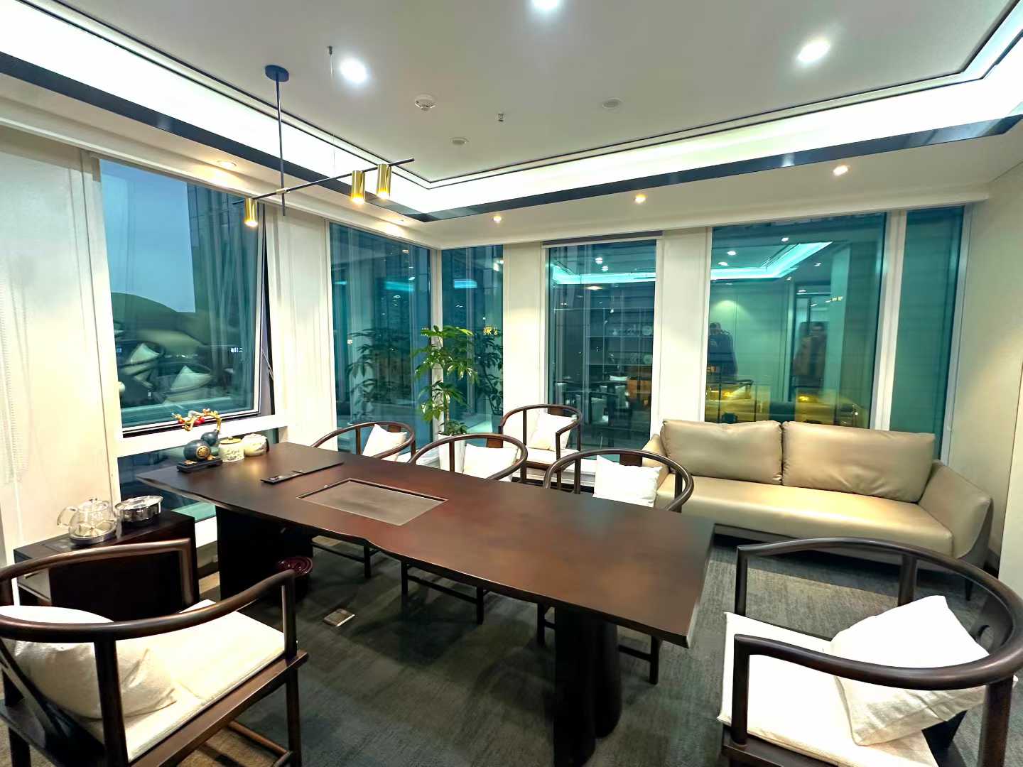 南门紧邻高新 属于锦江区 9号线芯岛地铁几百米 6隔间20工位 三面采光 看江 复地金融岛办公室出租