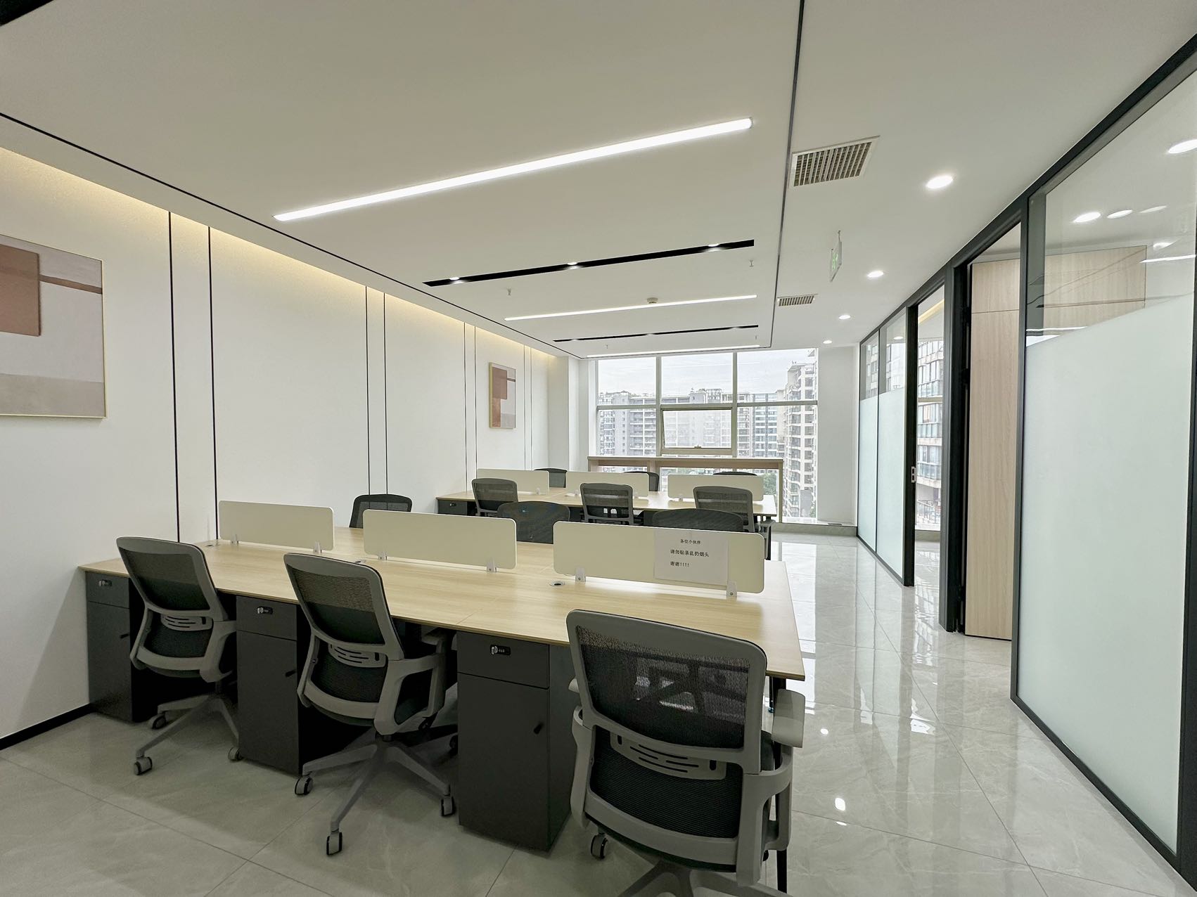 武侯区红牌楼版块 精致小户型 102平 3隔间12工位 7800元含物业费 地铁口 红牌楼广场办公室出租