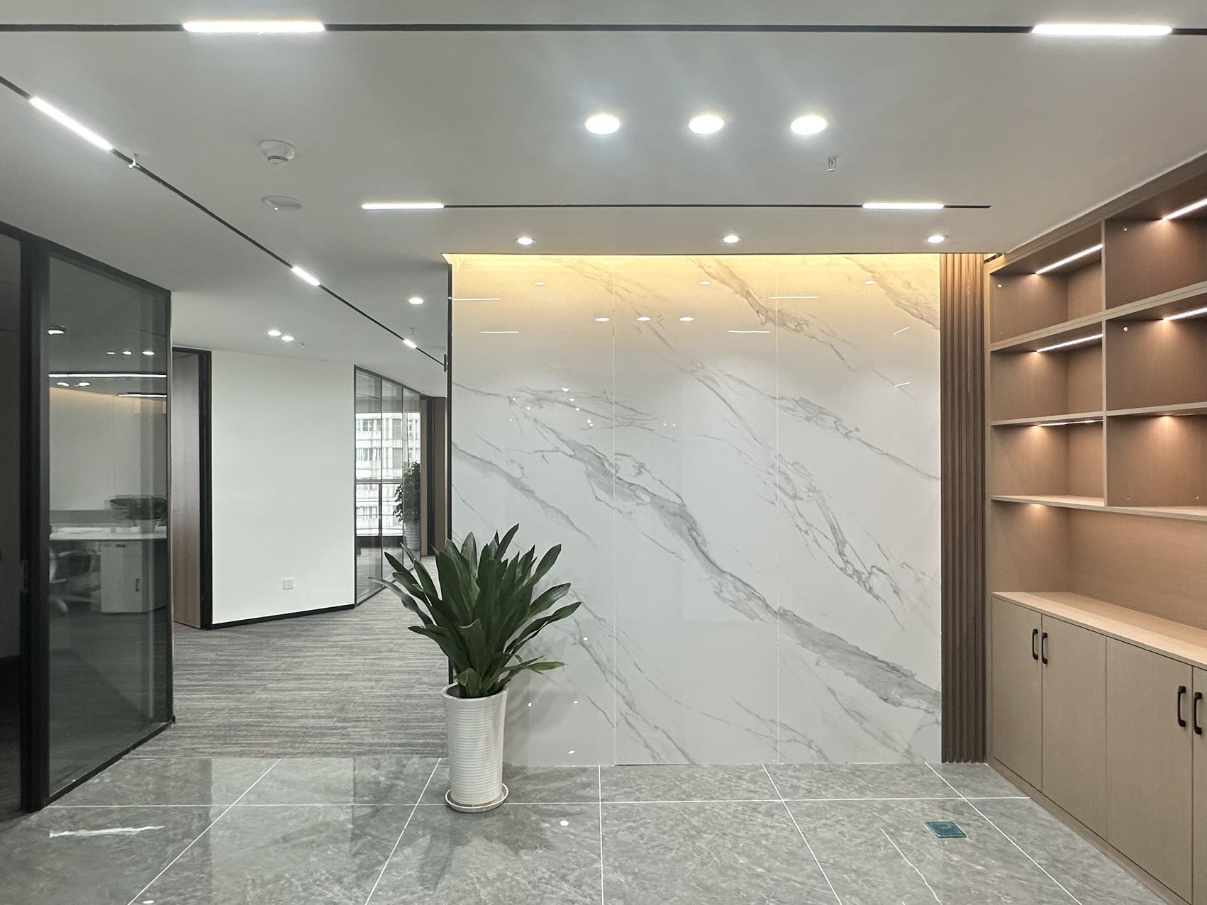 春熙路老牌甲级楼 153平方 3隔间18工位 核心地段 空调早8:30-晚24：00  无惧加班 时代广场办公室出租