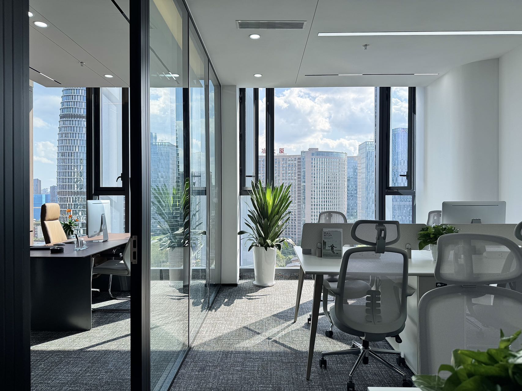 金融城三期 三色路 近地铁 创业小面积 89.4平 2隔间8工位 紧邻共享区 一线江景 服务式办公 德塔科创中心办公室出租