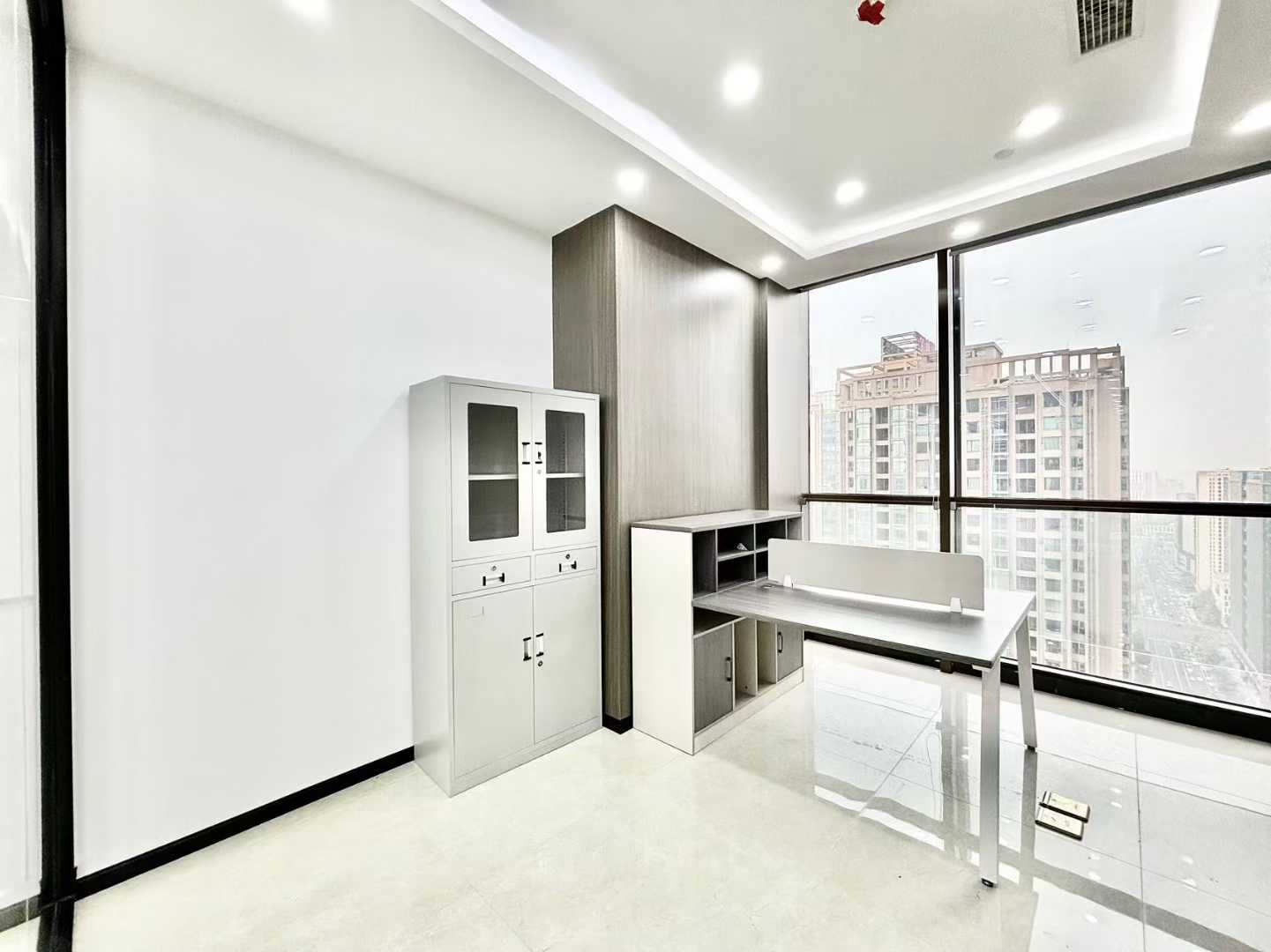 高新区世纪城地铁口双面采光优质户型 单价不到50元 370平 6隔间45工位 高区视野 东方希望天祥办公室出租