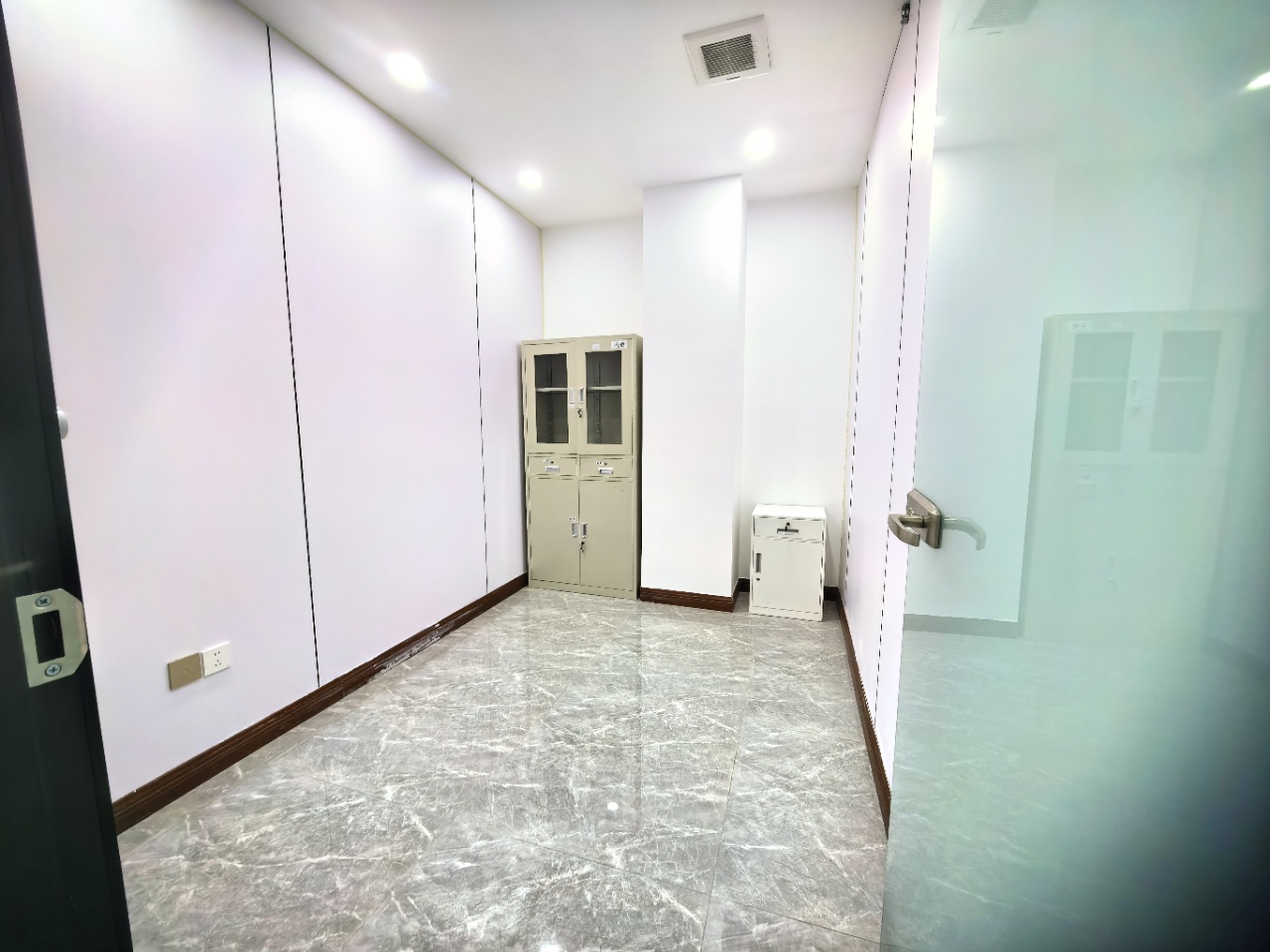 天府一街精装小户型 按套出租 3隔间14工位 24小时空调 报价含物业费 大气前台 智地哥谭办公室出租