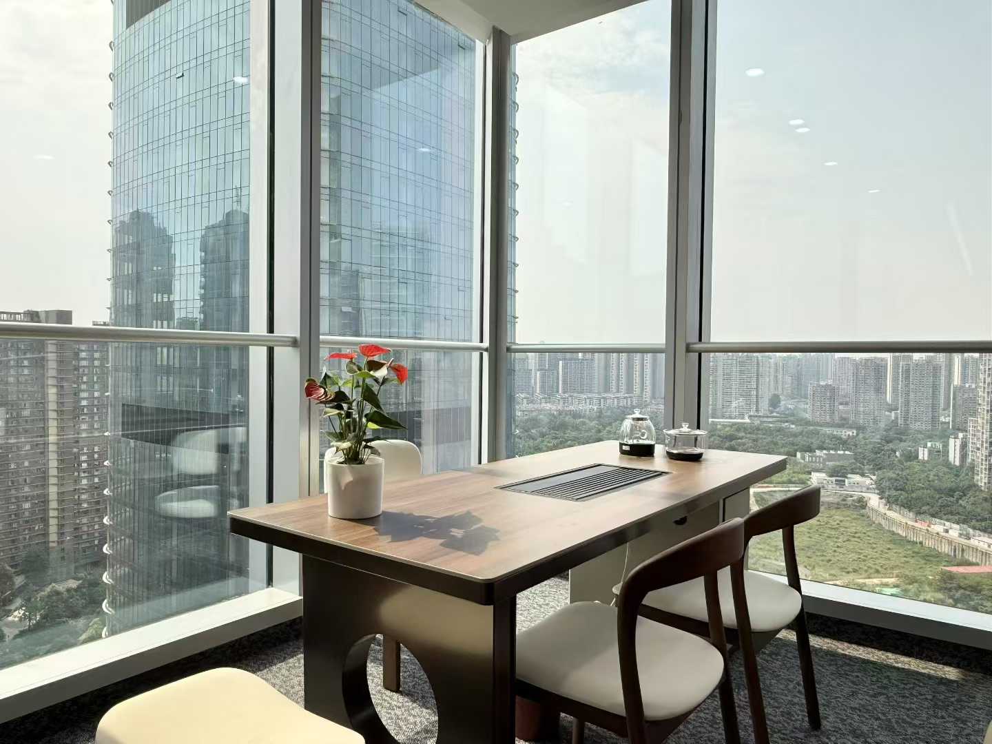 攀成钢超甲高端楼盘 服务面积370平 4隔间36工位  双面采光 精装带家具 光环中心办公室出租