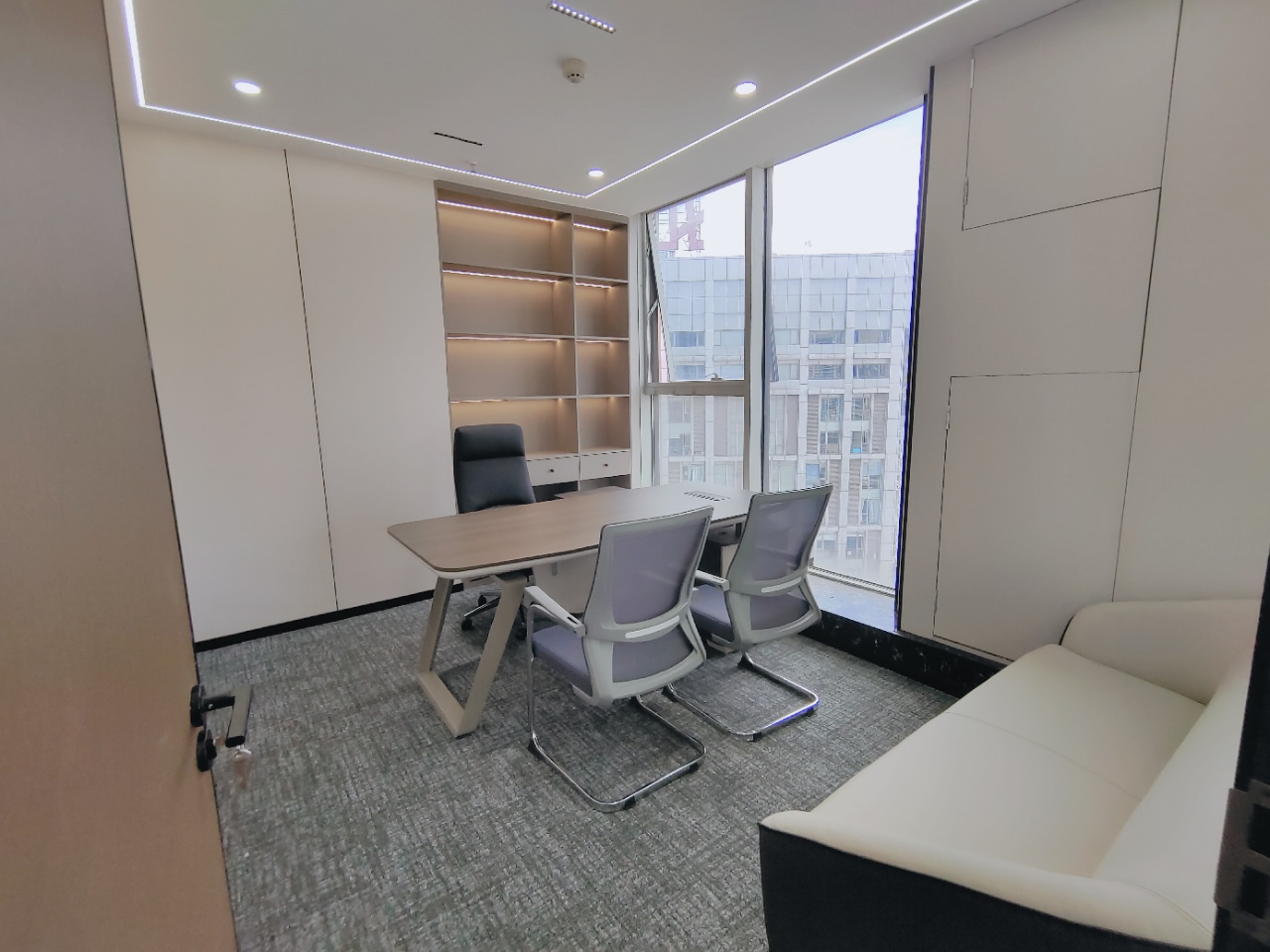 骡马市双线交汇 精装双面采光户型 方正 按套出租 3隔间23工位 近地铁 泰业城中城办公室出租