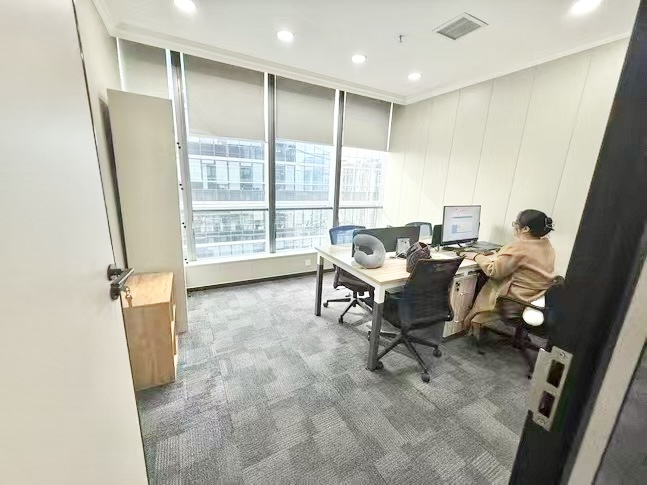 南门2环内 甲写楼宇 倪家桥地铁两三百米 180平 4隔间18工位 精装带家具特价出租 保利中心办公室出租