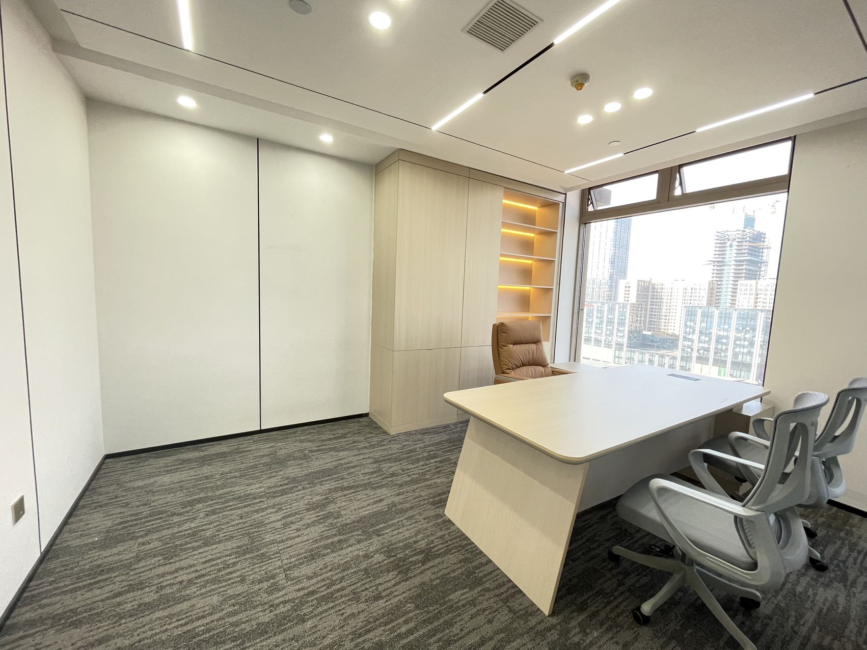 1号线世纪城地铁400米 160平方 4隔间14工位 精装带家具 工区24小时 户型方正 首东置业办公室出租