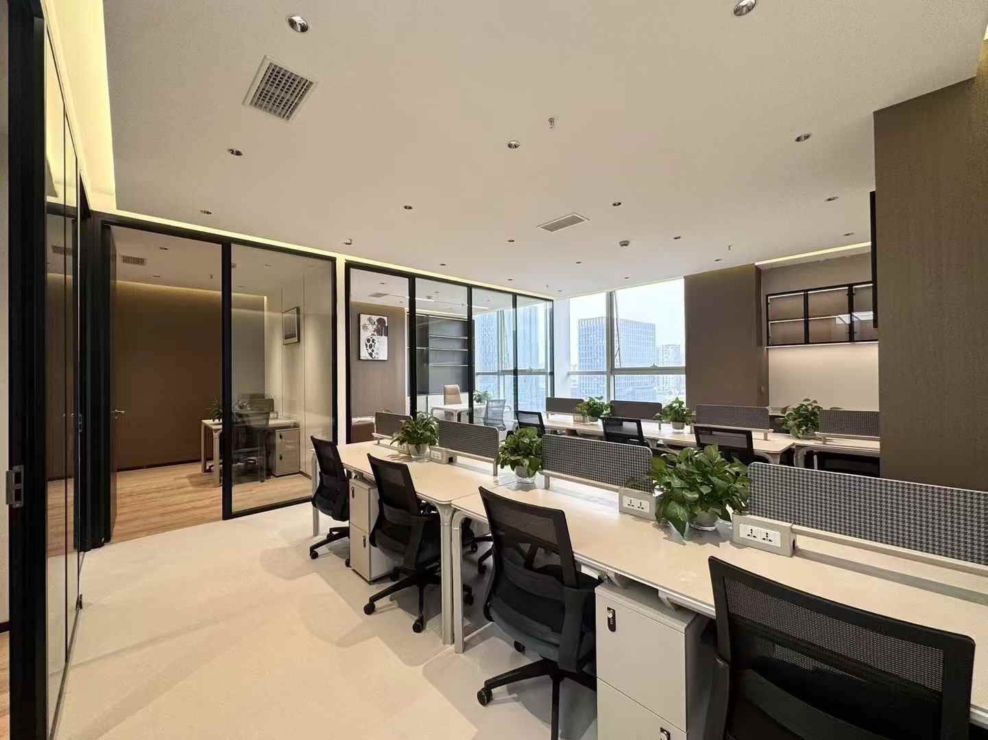 金融城地铁小户型出租 高利用率 135平方4隔间16工位 24小时空调 特价含物业 布鲁明顿办公室出租