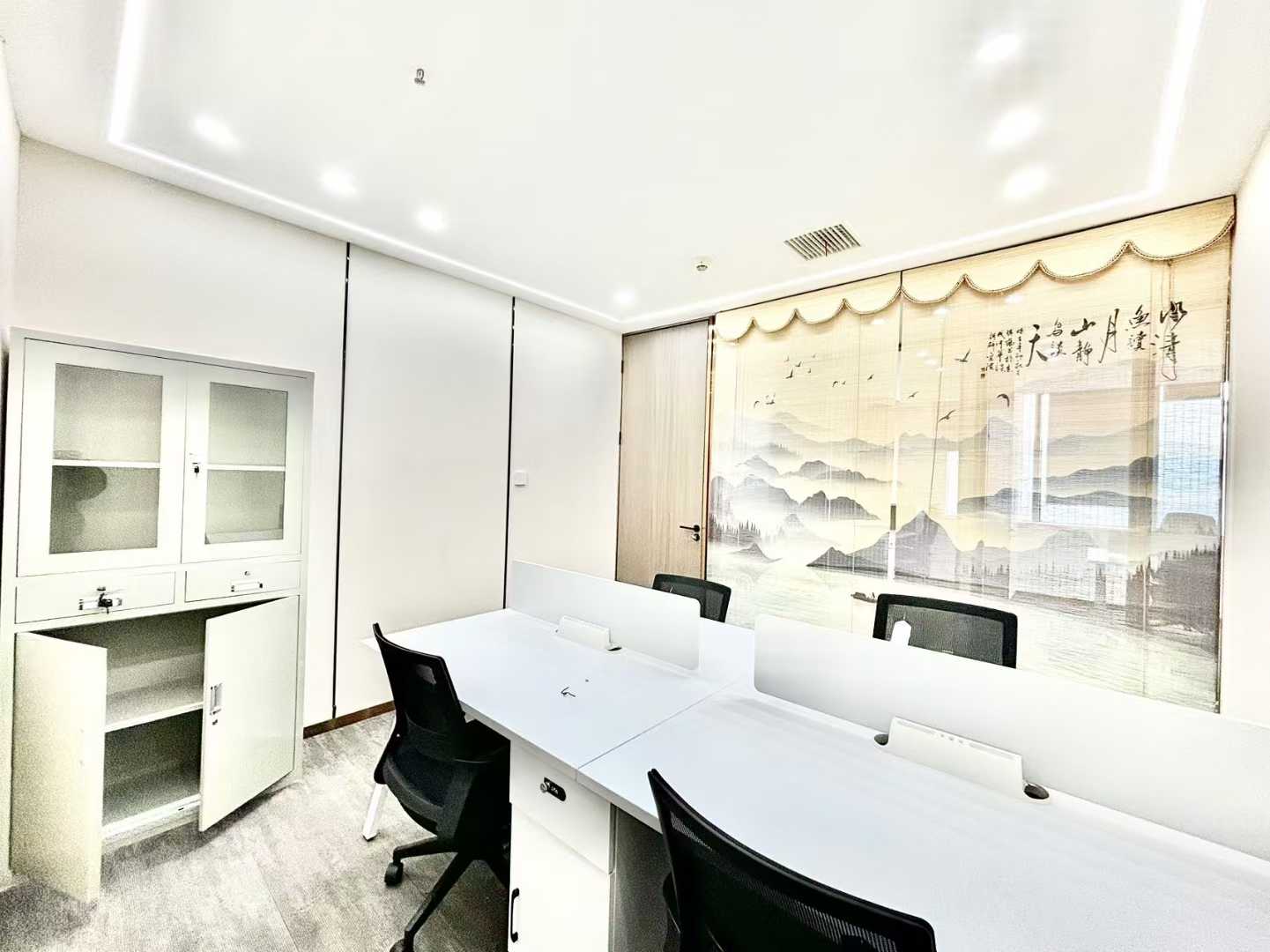 孵化园三地铁线交汇地铁口 服务面积280平方 5隔间30工位 精装带家具 24小时空调 奥克斯广场办公室出租