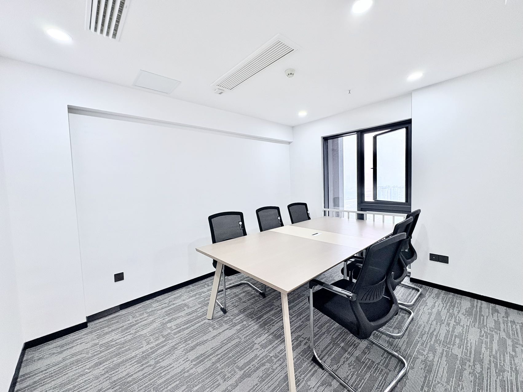 金牛区紧邻荷花池 双地铁口 165平 3隔间12工位 户型方正 大小面积均有 含家具 迈里中心办公室出租